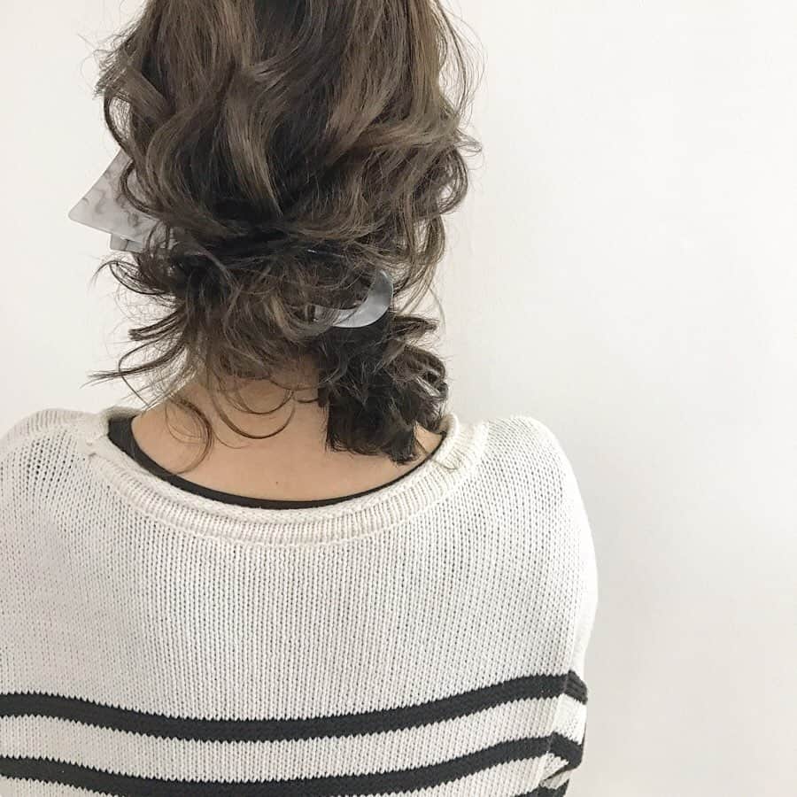 【高砂・美容師】平岡歩 ヘアアレンジ hairarrangeさんのインスタグラム写真 - (【高砂・美容師】平岡歩 ヘアアレンジ hairarrangeInstagram)「今は半営業自粛中で、 時間があると、サロンワークしたい気持ちが高まってくるので😅過去のデータみたりして、自分を鼓舞しているのですが、  本当にいつもお越し頂いるお客様にはつくづく感謝しかないなーと。 僕のスマホにはお客様のヘアスタイルの写真や動画が、整理しても、今4万枚程あるのですがぜーんぶ思い出深くて、こう言う時でも本当に自分は幸せだなと感じさせて頂いております🙇‍♂️ また営業が再開した時も気持ちが緩む事なく、寧ろ自粛前より高まった気持ちで皆様とお会い出来る日を心より楽しみにしています✨  ちょっと過去データもインスタに上げて行こうかなと思います♪良かったら見ていって下さい😊  本当にいつもお客様、インスタ見て頂いてるフォロワー様ありがとうございます♪ ・ ・  画像や動画は保存して後から見返してにお使い下さい♪﻿ ＿＿＿＿＿＿＿＿＿＿＿＿＿＿＿＿＿＿＿＿＿＿＿﻿ ﻿ 【共に頑張る美容師さん】﻿ 【自分に合うカラーをお探しの方】﻿ 【自分に合うカットデザインをお探しの方】﻿ 【ヘアアレンジがしたい方】﻿ ﻿ の方々向けに毎日更新しています✨﻿ フォローして応援して頂ければ嬉しい限りです😆﻿ ﻿ ⬇︎⬇︎⬇︎⬇︎⬇︎⬇︎⬇︎⬇︎⬇︎⬇︎⬇︎⬇︎⬇︎⬇︎⬇︎⬇︎⬇︎⬇︎﻿ 《@ayumi_hiraoka》﻿ ＿＿＿＿＿＿＿＿＿＿＿＿＿＿＿＿＿＿＿＿＿＿＿﻿ @wooluuw 代表　﻿ 平岡歩﻿ ﻿ ウールーは﻿ ・キッズルーム完備﻿ ・FREE Wi-Fi﻿ ・日替わりデザートサービス🍰﻿ ・豊富なドリンクサービス🥤﻿ ・オリジナルシャンプー﻿ など、ウールーでしか体験できない﻿ 想い出に残る仕掛けが沢山あります✨﻿ ﻿ ただ髪を綺麗に整えるだけでなく﻿ 私達が輝かせたいのはあなたの心です☺️ ﻿ ﻿ 【お店情報】﻿ 営業時間　10時〜20時ぐらい﻿ 料金表　インスタグラム　ハイライトに記載﻿ 住所　兵庫県姫路市二階町﻿ ﻿ 【ご予約方法】﻿ ご予約時にLINE @にて﻿ ・料金の事前提示﻿ ・所要時間の事前提示﻿ ・このカラーはどのメニュー選べばいい？﻿ などお気軽にご相談下さい🙇‍♂️ ご予約はこちらのLINEからお願いします♪﻿ LINE ID 【@ekm1861m】﻿ LINEのID検索より検索してください﻿ 最初の＠マークを忘れずに入れて下さい。﻿ ご質問などはコメントにお願い致します！ ・  #ヘアアレンジ #結婚式ヘア #ウエディングヘア #高砂 #加古川 #himeji  #ヘアアクセサリー #お団子ヘアアレンジ #お団子アレンジ #お団子ヘア #シニヨンスタイル  #シニヨンヘア  #姫路 #himeji  #姫路美容院 #高砂美容院 #加古川美容院 #シニヨンアレンジ #姫路美容師 #姫路美容室 #Wooluuw #ウールー #シニヨン #へああれんじ #ヘアアレンジ動画 #姫路美容師平岡歩 #姫路美容室ウールー #美容師さんと繋がりたい #美容学生　#美容学生と繋がりたい #美容師の休日」4月25日 20時46分 - ayumi_hiraoka