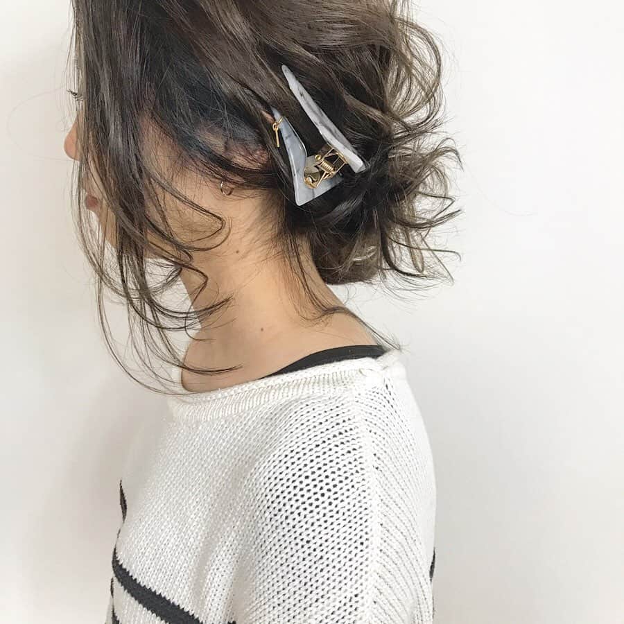 【高砂・美容師】平岡歩 ヘアアレンジ hairarrangeさんのインスタグラム写真 - (【高砂・美容師】平岡歩 ヘアアレンジ hairarrangeInstagram)「今は半営業自粛中で、 時間があると、サロンワークしたい気持ちが高まってくるので😅過去のデータみたりして、自分を鼓舞しているのですが、  本当にいつもお越し頂いるお客様にはつくづく感謝しかないなーと。 僕のスマホにはお客様のヘアスタイルの写真や動画が、整理しても、今4万枚程あるのですがぜーんぶ思い出深くて、こう言う時でも本当に自分は幸せだなと感じさせて頂いております🙇‍♂️ また営業が再開した時も気持ちが緩む事なく、寧ろ自粛前より高まった気持ちで皆様とお会い出来る日を心より楽しみにしています✨  ちょっと過去データもインスタに上げて行こうかなと思います♪良かったら見ていって下さい😊  本当にいつもお客様、インスタ見て頂いてるフォロワー様ありがとうございます♪ ・ ・  画像や動画は保存して後から見返してにお使い下さい♪﻿ ＿＿＿＿＿＿＿＿＿＿＿＿＿＿＿＿＿＿＿＿＿＿＿﻿ ﻿ 【共に頑張る美容師さん】﻿ 【自分に合うカラーをお探しの方】﻿ 【自分に合うカットデザインをお探しの方】﻿ 【ヘアアレンジがしたい方】﻿ ﻿ の方々向けに毎日更新しています✨﻿ フォローして応援して頂ければ嬉しい限りです😆﻿ ﻿ ⬇︎⬇︎⬇︎⬇︎⬇︎⬇︎⬇︎⬇︎⬇︎⬇︎⬇︎⬇︎⬇︎⬇︎⬇︎⬇︎⬇︎⬇︎﻿ 《@ayumi_hiraoka》﻿ ＿＿＿＿＿＿＿＿＿＿＿＿＿＿＿＿＿＿＿＿＿＿＿﻿ @wooluuw 代表　﻿ 平岡歩﻿ ﻿ ウールーは﻿ ・キッズルーム完備﻿ ・FREE Wi-Fi﻿ ・日替わりデザートサービス🍰﻿ ・豊富なドリンクサービス🥤﻿ ・オリジナルシャンプー﻿ など、ウールーでしか体験できない﻿ 想い出に残る仕掛けが沢山あります✨﻿ ﻿ ただ髪を綺麗に整えるだけでなく﻿ 私達が輝かせたいのはあなたの心です☺️ ﻿ ﻿ 【お店情報】﻿ 営業時間　10時〜20時ぐらい﻿ 料金表　インスタグラム　ハイライトに記載﻿ 住所　兵庫県姫路市二階町﻿ ﻿ 【ご予約方法】﻿ ご予約時にLINE @にて﻿ ・料金の事前提示﻿ ・所要時間の事前提示﻿ ・このカラーはどのメニュー選べばいい？﻿ などお気軽にご相談下さい🙇‍♂️ ご予約はこちらのLINEからお願いします♪﻿ LINE ID 【@ekm1861m】﻿ LINEのID検索より検索してください﻿ 最初の＠マークを忘れずに入れて下さい。﻿ ご質問などはコメントにお願い致します！ ・  #ヘアアレンジ #結婚式ヘア #ウエディングヘア #高砂 #加古川 #himeji  #ヘアアクセサリー #お団子ヘアアレンジ #お団子アレンジ #お団子ヘア #シニヨンスタイル  #シニヨンヘア  #姫路 #himeji  #姫路美容院 #高砂美容院 #加古川美容院 #シニヨンアレンジ #姫路美容師 #姫路美容室 #Wooluuw #ウールー #シニヨン #へああれんじ #ヘアアレンジ動画 #姫路美容師平岡歩 #姫路美容室ウールー #美容師さんと繋がりたい #美容学生　#美容学生と繋がりたい #美容師の休日」4月25日 20時46分 - ayumi_hiraoka