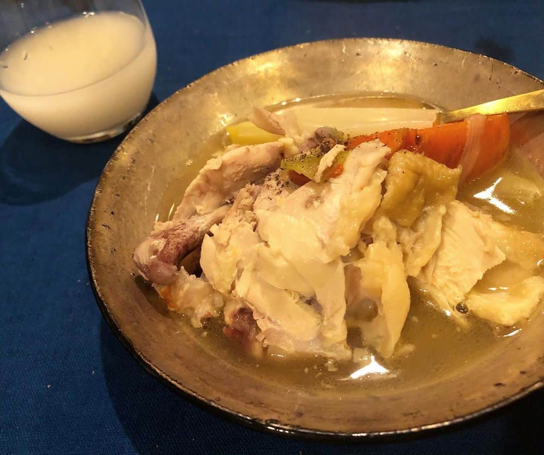 黄川田としえさんのインスタグラム写真 - (黄川田としえInstagram)「ということで、 晩ご飯は参鶏湯に。  いろいろありましたが（ストリーで）、すごーーく美味しくできました。  丸鶏は秋川牧園さんで注文したもの。　@akikawabokuen  煮込むだけでも本当に美味しい鶏なのです。うまみがすごくでます！  高麗人参はさすがにないのだけど、お腹にもち米、にんにく、乾燥ナツメ、生姜を詰めて、（甘栗入れても美味しいです） さらに生姜と長葱と人参、ナツメ、クコの実、塩で3時間寸胴で煮込みました。  煮込んだものを土鍋に移して（はみ出してるけど）食卓へ。  生マッコリも合うに決まってる😆 @white_moonday  まだまだスープも残っているので（なんせ10リットル） また大事に食べます。 ごちそうさまでした。  #参鶏湯 #tottogohan #하얀월요일 #生マッコリ#自然派生マッコリ」4月25日 20時46分 - tottokikawada