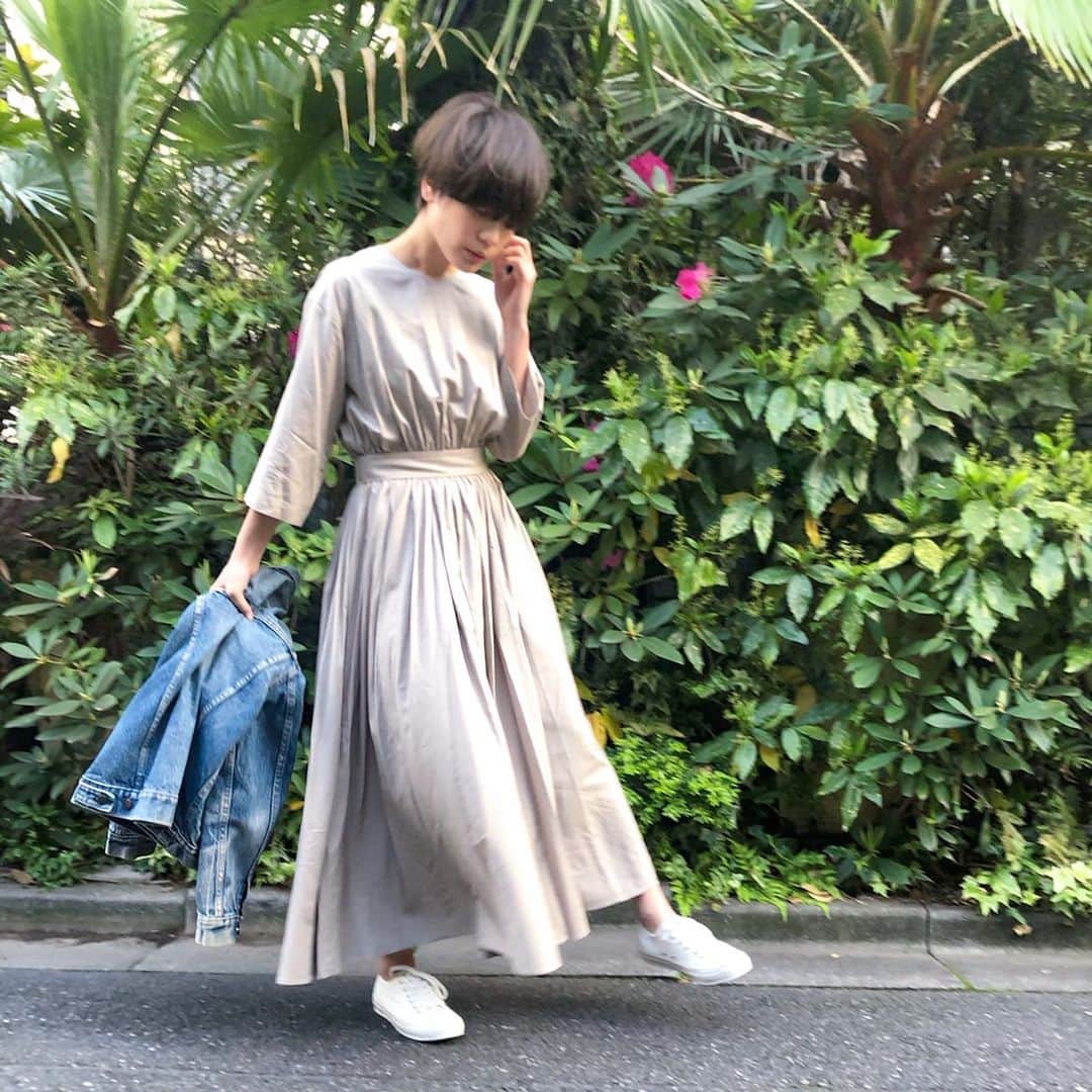 石川瑠利子のインスタグラム：「. . fashion🥳 可愛いワンピースにスニーカーって組み合わせが好き🙆🏻‍♀️💕 早く気軽にお出かけできるようになりますように🙏🏻✨ 今は頑張りどき！😤 . . #fashion #code #marechalterre #converse」