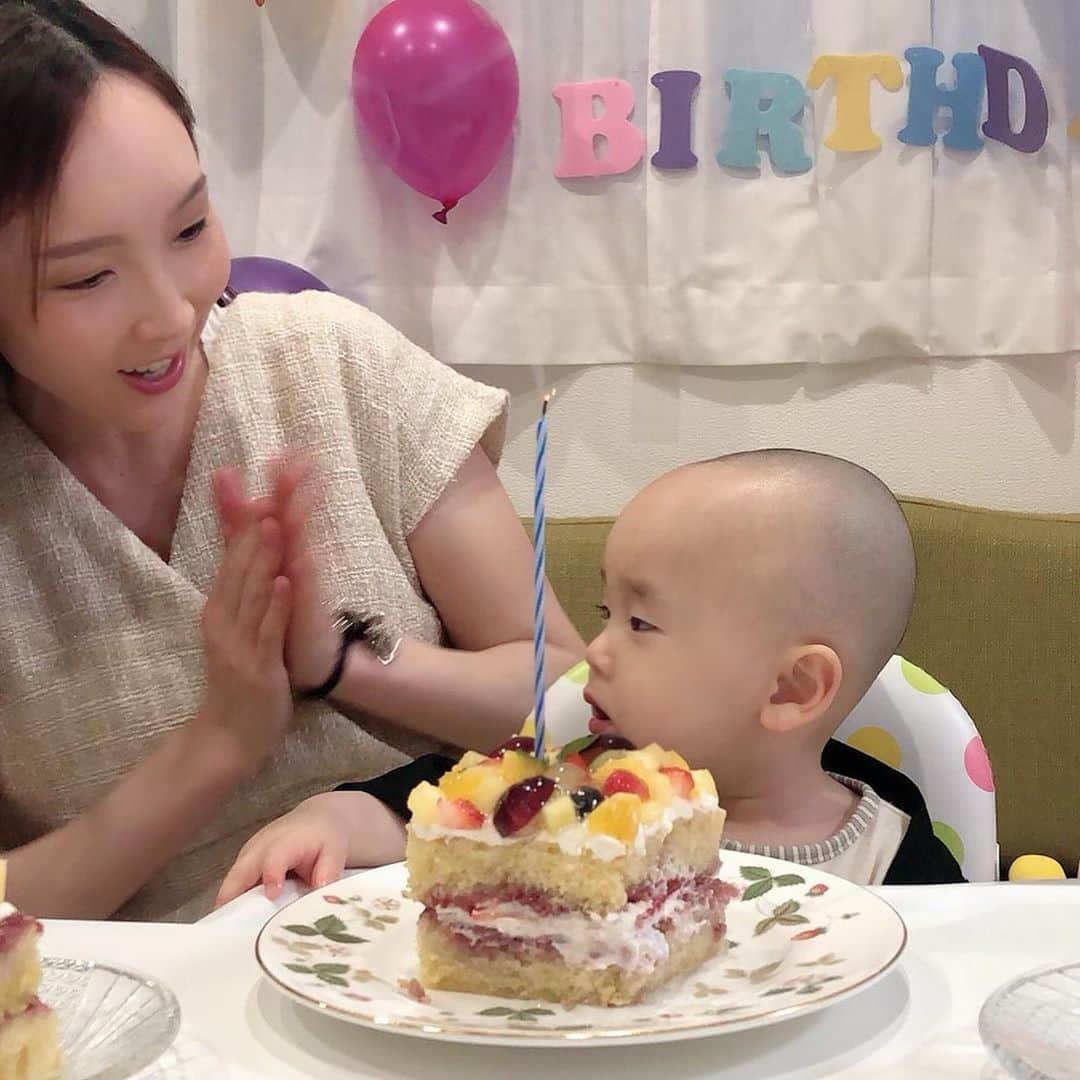 凰津りささんのインスタグラム写真 - (凰津りさInstagram)「先日の誕生日会🎂 . . 朝から一升餅を受け取りに餅のナダシンに行き、帰ってきてから久々のスーパーとDAISOに買い物へ走る。 . 利直はアレルギー持ちだからちょっとだけ敏感になりながらケーキ作り💦 . 大好きなフルーツ沢山乗っけて、同期にもらった木苺ジャムと手作りギリシャヨーグルトを挟む。 スポンジは利直が大好きなリンゴのプリザーブ入り🍎 . 沢山食べて大満足のご様子でした🤗 前日から仕込み頑張った甲斐がありました✨ 、 テレワーク後のたいちゃんと家族水入らずで誕生会出来て良かった良かった💦 テレワークじゃなかったら平日に誕生会は無理だからね💦 . . これからもよく笑って元気に成長しておくれ❤️ . #一歳誕生日  #生まれてきてくれてありがとう #お陰で毎日幸せです  #ゲラ坊主 #これからも坊主 #いつまで続く #マルコメカット」4月25日 20時49分 - outsu.risa95