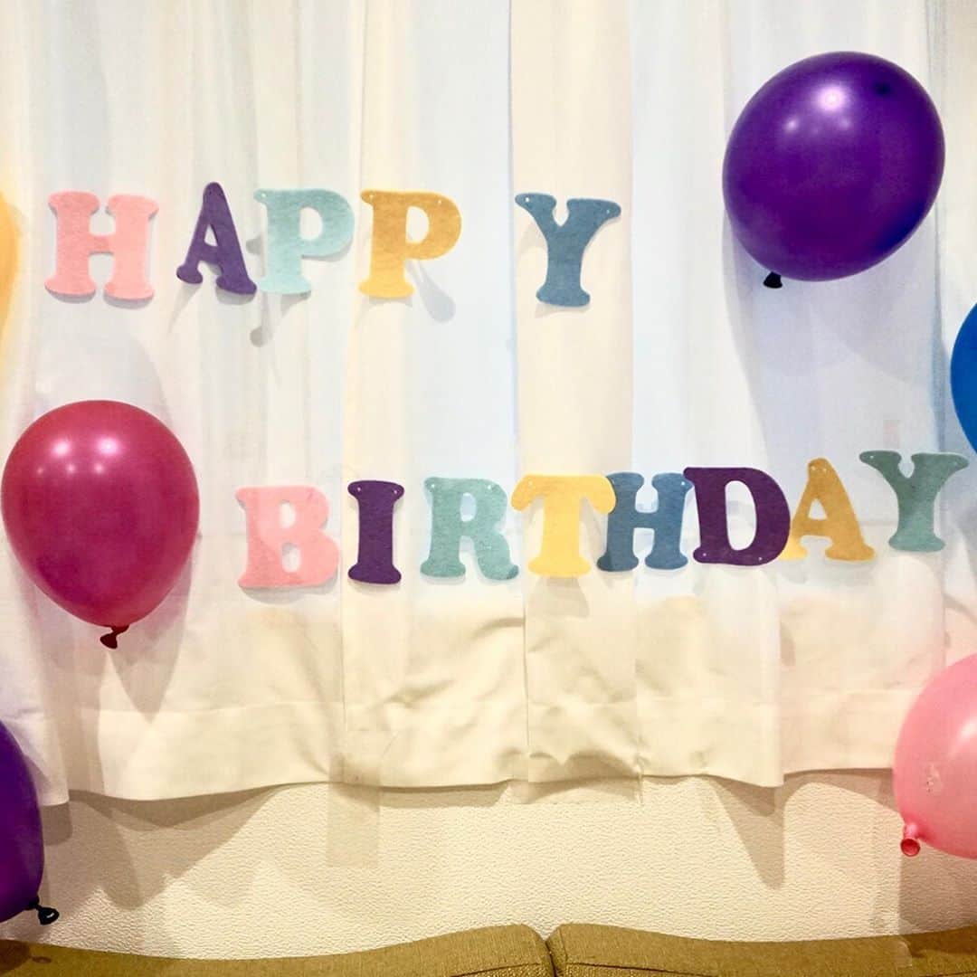 凰津りささんのインスタグラム写真 - (凰津りさInstagram)「先日の誕生日会🎂 . . 朝から一升餅を受け取りに餅のナダシンに行き、帰ってきてから久々のスーパーとDAISOに買い物へ走る。 . 利直はアレルギー持ちだからちょっとだけ敏感になりながらケーキ作り💦 . 大好きなフルーツ沢山乗っけて、同期にもらった木苺ジャムと手作りギリシャヨーグルトを挟む。 スポンジは利直が大好きなリンゴのプリザーブ入り🍎 . 沢山食べて大満足のご様子でした🤗 前日から仕込み頑張った甲斐がありました✨ 、 テレワーク後のたいちゃんと家族水入らずで誕生会出来て良かった良かった💦 テレワークじゃなかったら平日に誕生会は無理だからね💦 . . これからもよく笑って元気に成長しておくれ❤️ . #一歳誕生日  #生まれてきてくれてありがとう #お陰で毎日幸せです  #ゲラ坊主 #これからも坊主 #いつまで続く #マルコメカット」4月25日 20時49分 - outsu.risa95