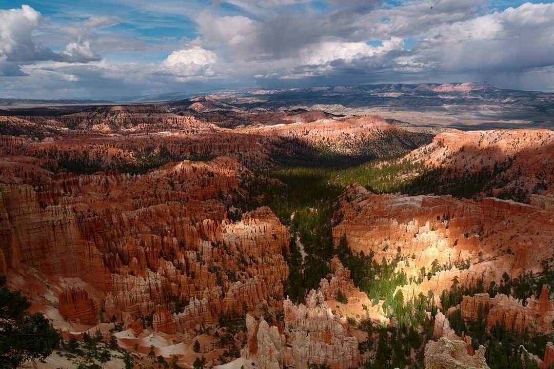 National Geographic Travelさんのインスタグラム写真 - (National Geographic TravelInstagram)「Photo by Matt Borowick @mborowick | Among the many beautiful national parks of the American West, Bryce Canyon National Park in southern Utah sits high up on my list of parks that I’ve had the privilege of visiting. The incredible spire rock formations, known as hoodoos, make up a large percentage of the park's landscape. The rocks vary between colors of red, orange, and white, giving those who travel to see them a great visual experience.  Follow @mborowick for more images like this. #utah #mountains #brycenationalpark #nature #explore」4月25日 21時07分 - natgeotravel
