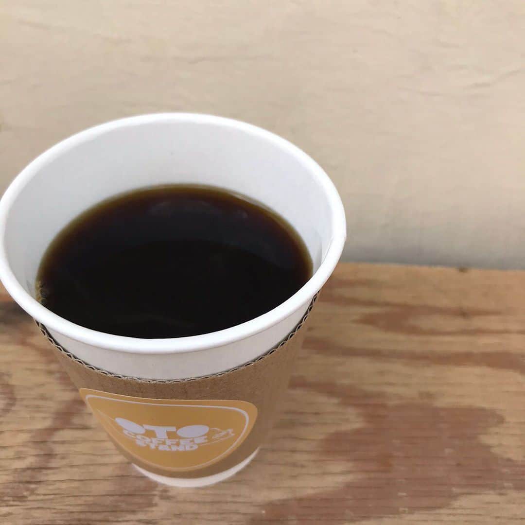 TheSunGoesDownさんのインスタグラム写真 - (TheSunGoesDownInstagram)「tsgd2nd併設のotocoffeestandから自宅で楽しめるコーヒーの販売開始です!! #stayhome  oto premium chocolate  世界一の生産量を誇るブラジルの老舗農園から共同栽培したサントスのプレミアム豆。 サントスらしく口当たりがソフトで飲みやすく酸味と苦味のバランスが絶妙。 後味にチョコレートのようなほのかな甘みが漂います。 ●原産国 ブラジル ●ロースト 中焙煎  こちらのコーヒーは200g（マグカップで15〜20杯程度）単位でご注文できます。  豆、粉末、ドリップパックの3種類から選択可能。 ミルやドリッパーがなくてもお湯を注ぐだけで楽しめるドリップパックもございますので、両親や友達、職場の仲間へのプレゼントにも大変おすすめです。  外出自粛の今だからこそ、ご自宅で本物のコーヒーをお楽しみ下さい。 ※注文後に焙煎し、どこよりも鮮度が高い焼きたての豆を発送しますのでお手元に届くまで注文から目安で4-5日程度かかります。」4月25日 21時01分 - tsgd_tokyo