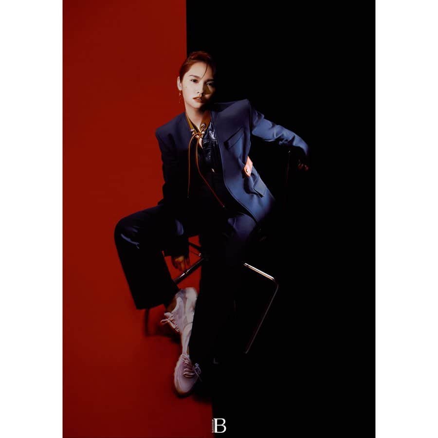 のインスタグラム：「🖤 久違的雜誌照Part 2 BLUE CHARM  出品人：劉碩Leo 執行主編：Arianna米星星 攝影： @choumophoto  造型：E.Y 化妝： @carlin_chen  髮型： @zoom_rick  影像：Lynn 藝術監制：杜鴦」