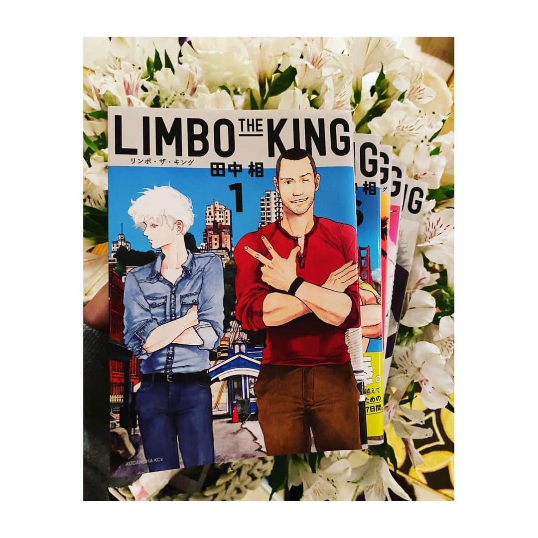 HiRAO INCのインスタグラム：「【７日間ブックカバーチャレンジ】vol.7  読書文化の普及に貢献するためのチャレンジ。  7日間、 "心の旅をできる本" を紹介します。  最後に紹介するのは 最近読んだ漫画の中でダントツ面白かった "LIMBO THE KING"  これ、絶対映画化した方が良い。 近未来の人為的に作られたウイルスの話。 世界は「眠り病」という奇病でたくさんの犠牲者がでたものの、「ダイバー」と「コンパニオン」と言われる『感染者の夢に潜って治療する』スペシャリストがウイルスに挑んでゆくという壮大なストーリー。 スクリプトも、描写も素晴らしい。 話したいけど、ネタバレになるから話せないなー。  今日バトンを繋ぐのは、 写真家で映画監督の蜷川実花ちゃん。 みかちゃん、この漫画、映画化して！ みかちゃんならできる！ @ninagawamika  よろしくねー✨  #limbotheking  #bookcoverchallenge」