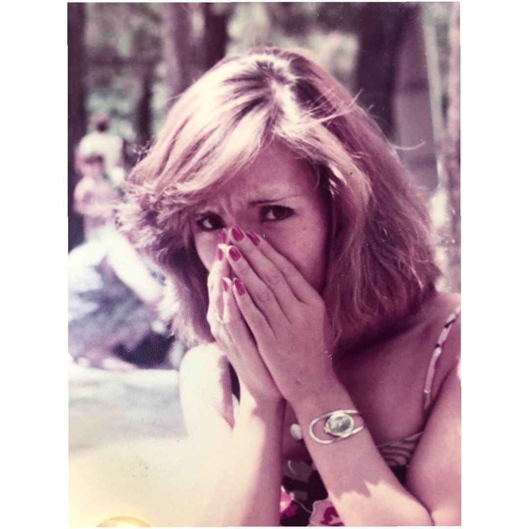 貴千碧のインスタグラム：「私には最高で最強のママがいます。 今日は母の日💐✨ ママのおかげで元気にここまで過ごしてます✊ 私の目標の一つはママに恩返しをすることです。 絶対します。 . . . 元気に生きてくれてる両親に、優しいお兄ちゃんに、毎日本当にありがとう☺️❤️✨ . . . . #母の日 うちのママはよく笑います🤣 私には東京にママのように愛情をたっぷりくれる東京のママと呼んでいる方がいます☺️ マキの助(ママをたまにこう呼びます爆)、陽子おばちゃん、全国のお母さん、#happymothersday  いつも本当に本当にありがとう❤️❤️❤️🌷」