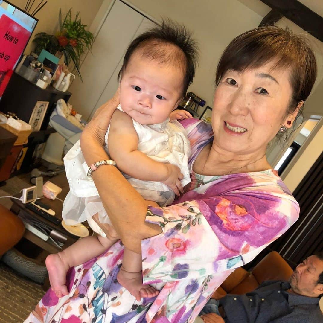 ストラッサー起一さんのインスタグラム写真 - (ストラッサー起一Instagram)「今日は母の日。 お母さん、いつも国本家を支えてくれてありがとう😊 これからも健康で元気にいてなぁ🙋‍♂️ 1番最初の写真は10年以上前。 お母さん今とそんなに変わってない👍 #母の日」5月10日 16時49分 - kiichi_kunimoto
