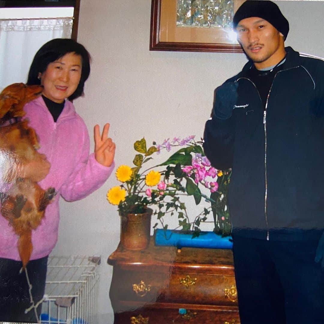 ストラッサー起一のインスタグラム：「今日は母の日。 お母さん、いつも国本家を支えてくれてありがとう😊 これからも健康で元気にいてなぁ🙋‍♂️ 1番最初の写真は10年以上前。 お母さん今とそんなに変わってない👍 #母の日」