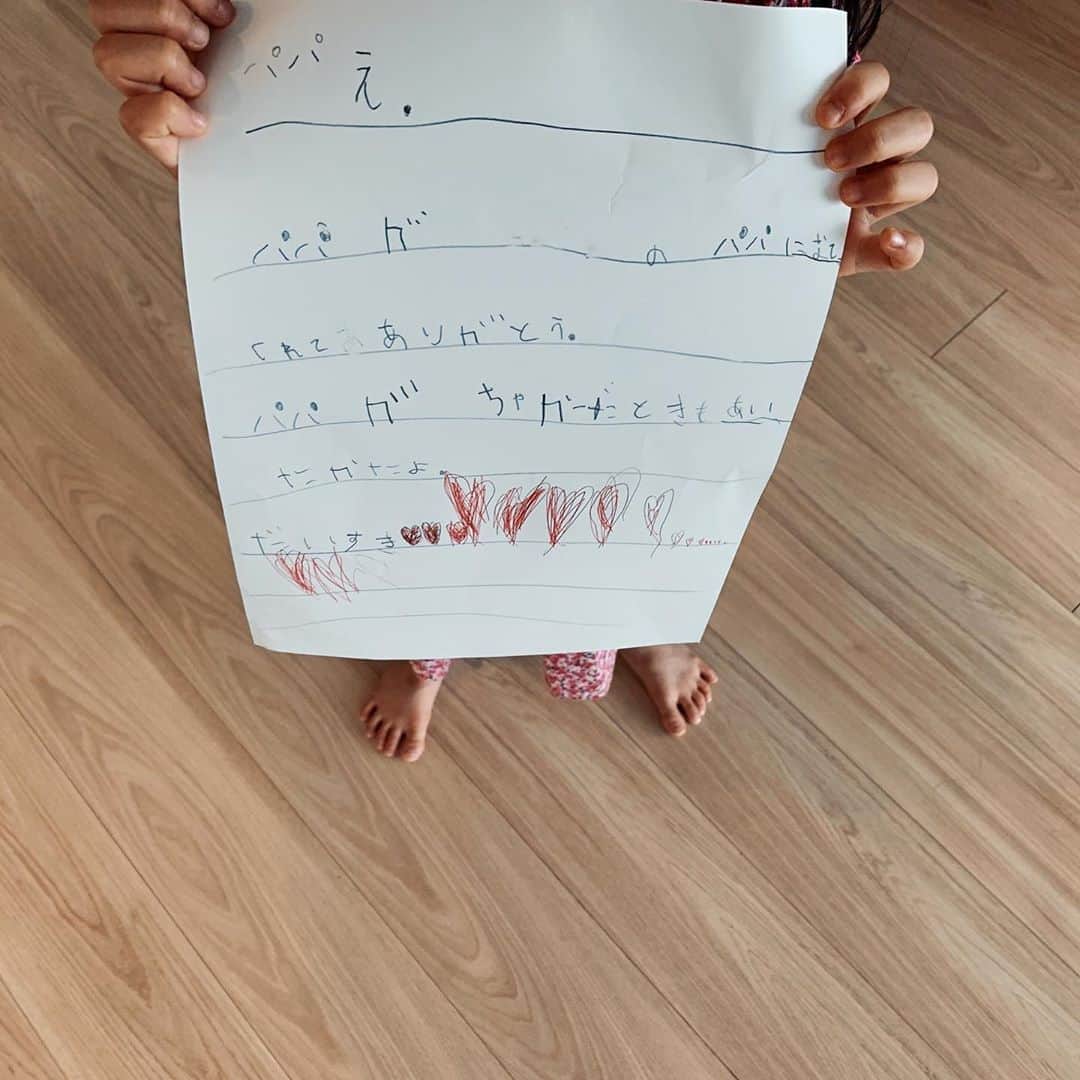 水嶋ヒロのインスタグラム：「#happymothersday #母の日 なのに パパにも手紙😭 翻訳「パパへ。パパがわたしのパパになってくれてありがとう。パパがちっちゃかったときもあいたかったよ。だいすき」 だって 愛しすぎ #daughter #娘 #love #宝物 #stayhome」