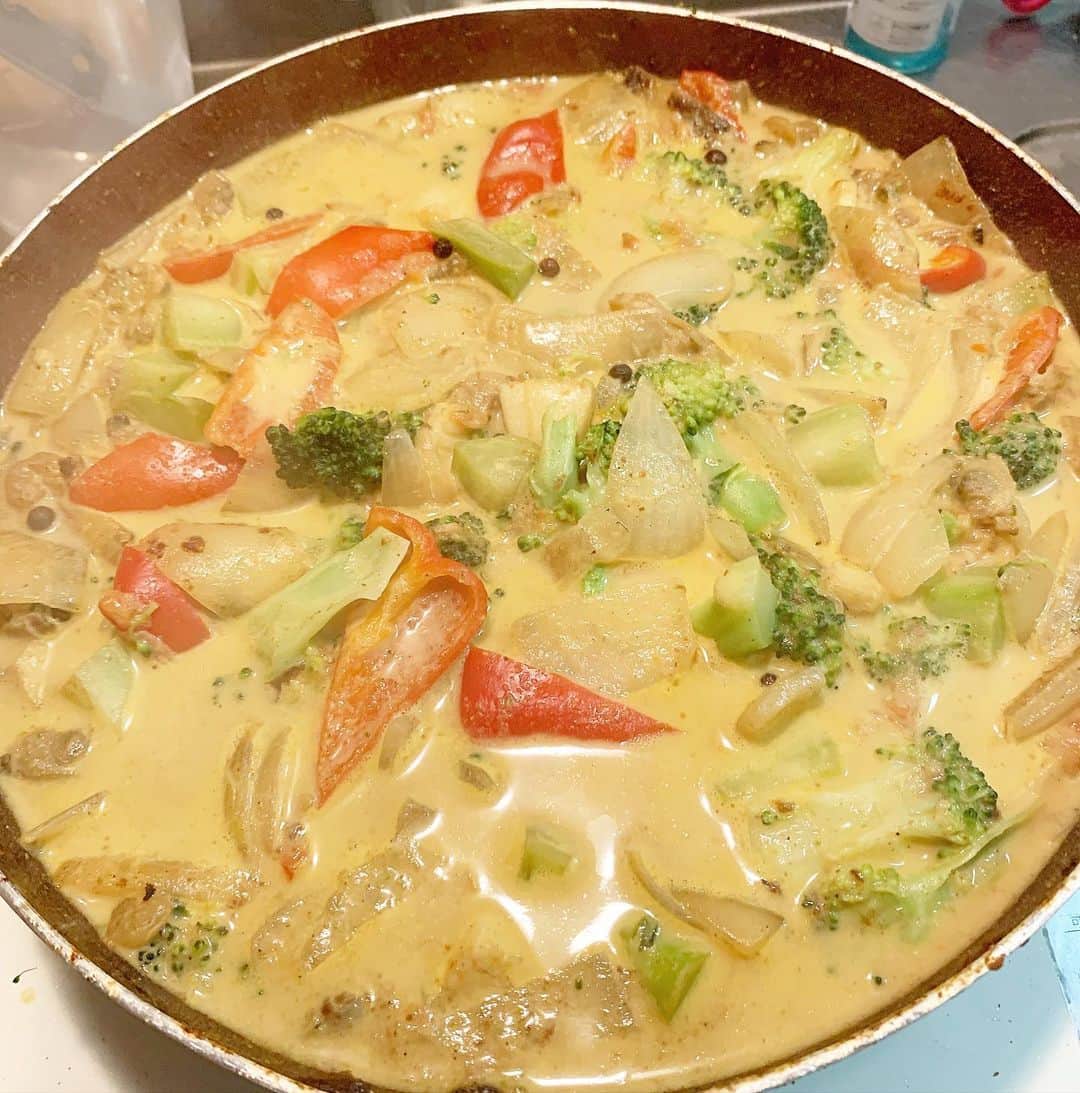 梅田啓介さんのインスタグラム写真 - (梅田啓介Instagram)「ミックスシーフードと野菜のスパイシーココナッツスープ！ 炭水化物制限中なので、カレーじゃなく、あえて濃度を詰めずに、具沢山スープとして食べます。  #自炊 #梅田食堂 #福岡カレー」5月10日 16時50分 - kskume
