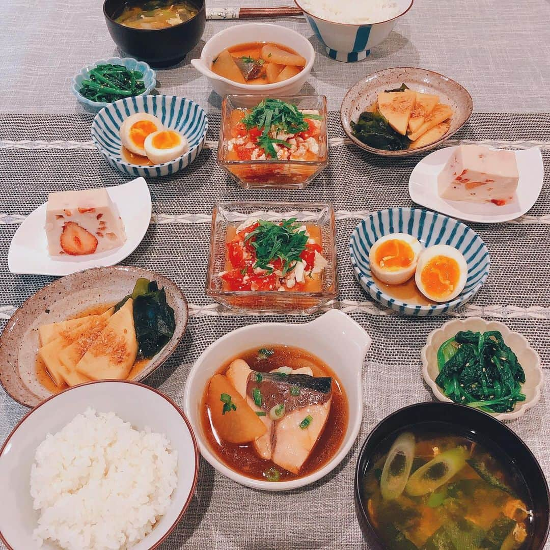 色紙千尋さんのインスタグラム写真 - (色紙千尋Instagram)「昨日の夜ご飯🥢ぶり大根をメインにヘルシー和食！大葉とトマトのくずし豆腐サラダが暑い時期ぴったりで美味しかったのだけど、作ったらすぐ食べないと水分がでてきちゃいますね😅 味付けは、ごま油 ポン酢 醤油少し 生姜チューブ ねぎみじん切り！みょうが、じゃことか合わせても美味しいだろうなぁ❣️ さ！もうすぐNHKマイルC！私はルフトシュトローム サクセッション レシステンシアに注目します👀🐎 #おうち時間 #おうちごはん #和食ごはん #ぶり大根 #若竹煮 #大葉とトマトのサラダ #豆腐サラダ #煮卵 #ほうれん草の胡麻和え #いちごのテリーヌ」5月10日 15時24分 - shikishi_chihiro