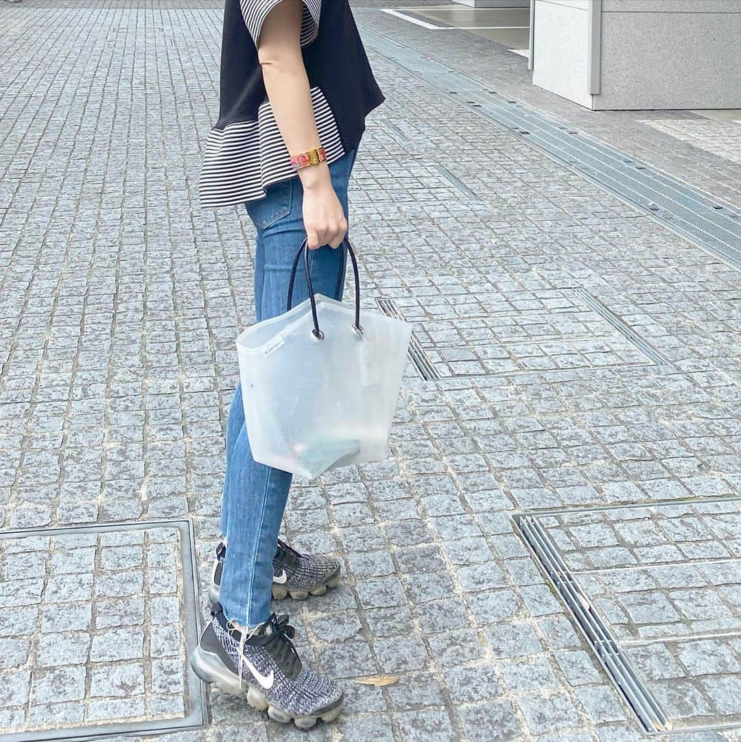 永田明華さんのインスタグラム写真 - (永田明華Instagram)「買い出しの日🙂私が持っているバッグは、置き忘れや、使い捨てによるプラスチックの廃棄問題であるビニール傘☂️で出来ております。このようなバッグを持つ日がくるなんて思ってもみませんでしたが、今この#自粛要請 により、国内の鞄職人の5月以降の生産は激減し、今後数ヶ月に渡り大きな影響が出ると考えられます。高齢者の多い業界において廃業をされる方も多く出てくると考えられ、高品質な日本のものづくりを持続可能な物にするため微力ながら私も何か協力できないかと思いました🙂 @plasticity_atelier は、 売上の10%を職⼈の技術の維持・雇⽤の維持の為に活⽤してます☺️もちろん品質は雨や汚れに強く耐久性抜群❗️#サスティナブル 意識が高まるにつれ、社会貢献する企業は大切にしたいと思います🙂 tops#trefleplusone  pants#uniqlo ・ ・ ・ #コロナに負けるな日本  #plasticity #バッグ#pr」5月10日 15時26分 - asukanagata