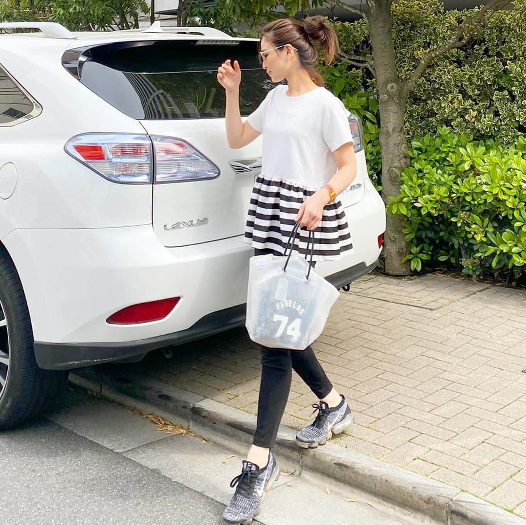 のインスタグラム：「買い出しの日🙂私が持っているバッグは、置き忘れや、使い捨てによるプラスチックの廃棄問題であるビニール傘☂️で出来ております。このようなバッグを持つ日がくるなんて思ってもみませんでしたが、今この#自粛要請 により、国内の鞄職人の5月以降の生産は激減し、今後数ヶ月に渡り大きな影響が出ると考えられます。高齢者の多い業界において廃業をされる方も多く出てくると考えられ、高品質な日本のものづくりを持続可能な物にするため微力ながら私も何か協力できないかと思いました🙂 @plasticity_atelier は、 売上の10%を職⼈の技術の維持・雇⽤の維持の為に活⽤してます☺️もちろん品質は雨や汚れに強く耐久性抜群❗️#サスティナブル 意識が高まるにつれ、社会貢献する企業は大切にしたいと思います🙂 tops#trefleplusone  pants#uniqlo ・ ・ ・ #コロナに負けるな日本  #plasticity #バッグ#pr」