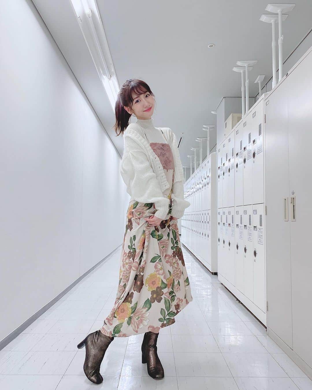 柏木由紀さんのインスタグラム写真 - (柏木由紀Instagram)「. 春服の出番が少なくてさみしいですねぇ。 でもこの花柄ワンピ夏も秋も着れそう！ 中を黒のTシャツにしたりニットにしたり。 一日中おうちにいる日も、着替えておしゃれとか してみようかなぁと思う今日この頃です☺️🏠 . #lilybrown #UNIQLO #ootd」5月10日 15時31分 - yukikashiwagi_official