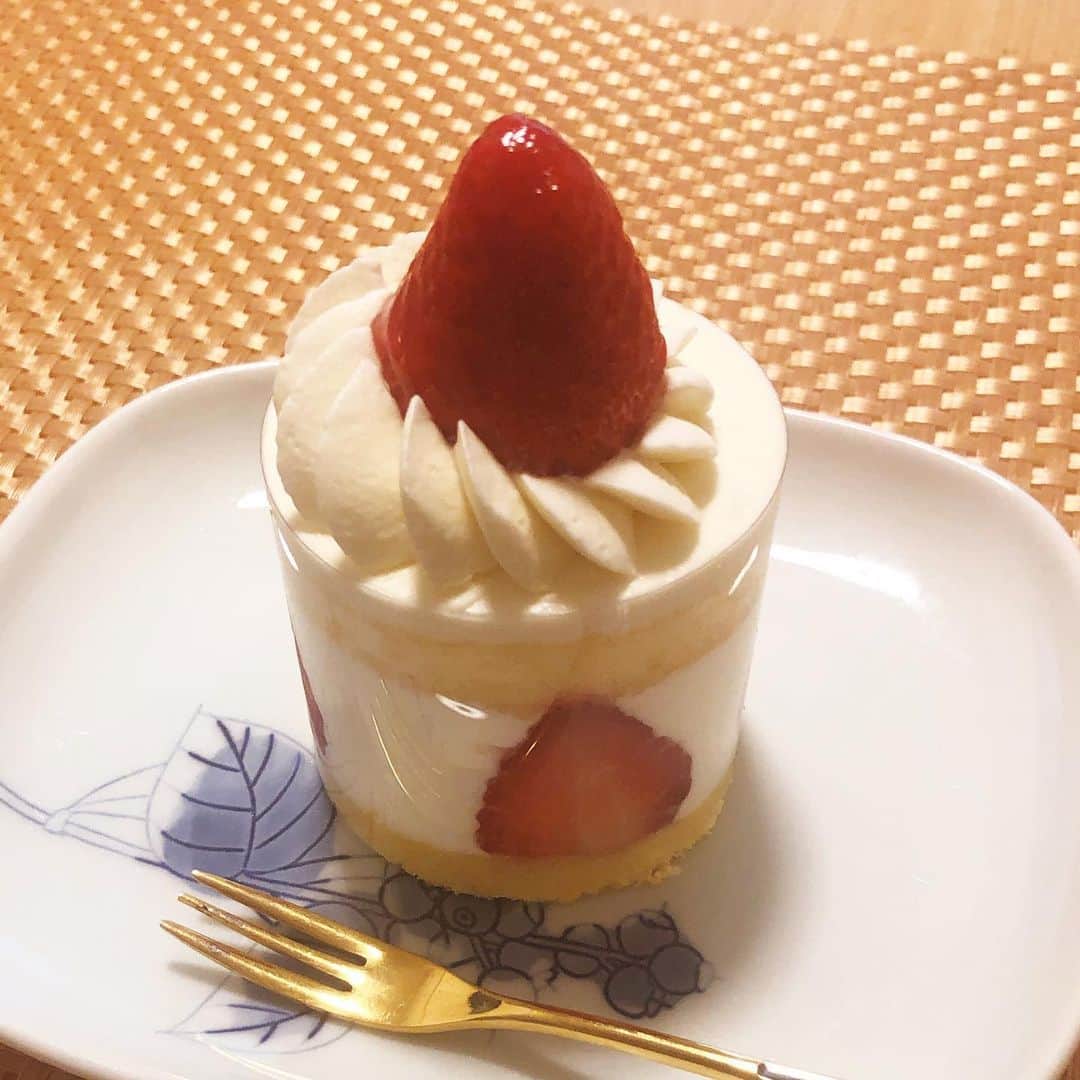西原さおりさんのインスタグラム写真 - (西原さおりInstagram)「またまたお弁当🍱散歩+ケーキ🍰 ・ 今日は小田急まで歩きました😊 いつもは地下通路を使いますが、最近は地上移動です🚶‍♀️ ・ お弁当は近所の人少なめの公園でいただき、ケーキは家で。 久しぶりのWittamer✨ 美味しかった〜💕 ・ #cake #strawberry #wittamer  #shinjuku #lunch  #japanesevoiceover @saolisample」5月10日 15時35分 - saolio