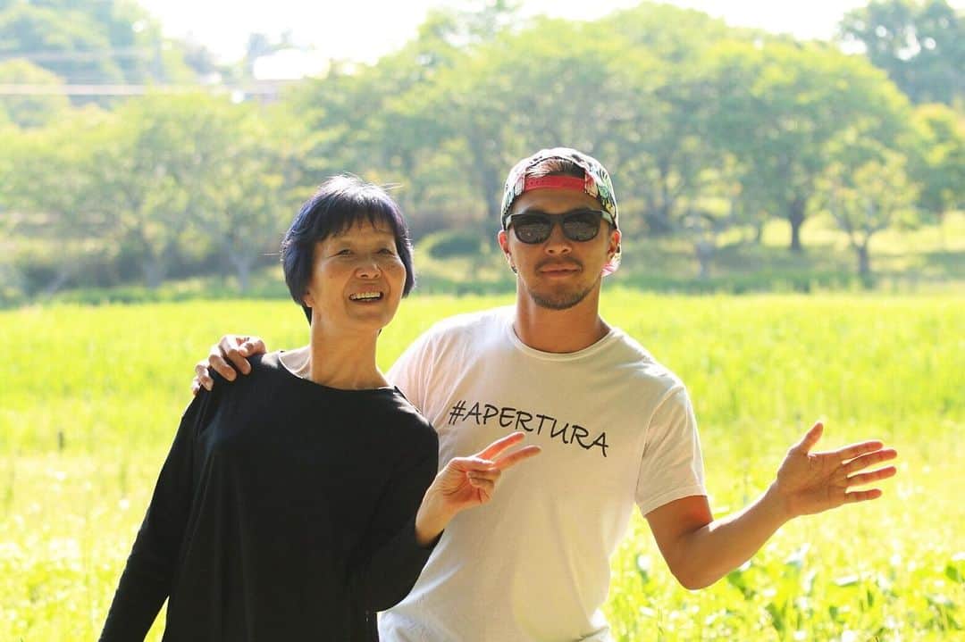 君島良夫のインスタグラム：「Happy Mother's Day to the BEST mom Keiko🌹And all the mothers around the world👏🏼 #Keiko #惠子 #恵子じゃなくて惠子 📷 @yuriko.1204 🌹」