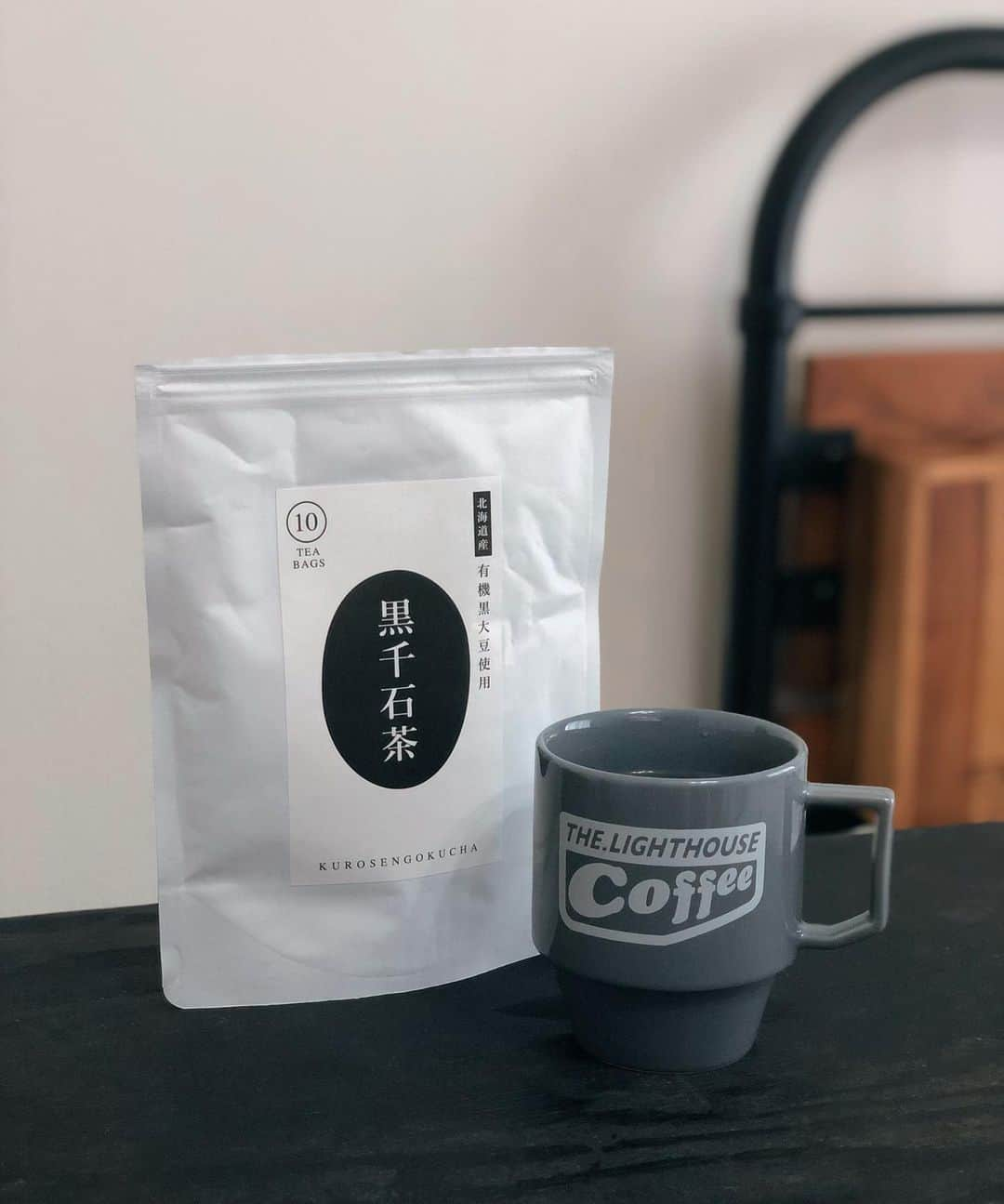 寒川綾奈さんのインスタグラム写真 - (寒川綾奈Instagram)「札幌にある @thelighthousecoffee の #黒千石茶 をお取り寄せしました。﻿ 北海道産の有機黒大豆を使用したお茶でノンカフェイン🌱﻿ 袋を開けた瞬間にただよう香りは﻿ きなこに似た芳ばしさでとても心地よいです。﻿ ﻿ 黒千石大豆は栄養価がとても高く、﻿ ビタミンE、B1、B2、ポリフェノールなどが含まれていて健康にはもちろん、抗酸化作用が期待できそうと思い飲み始めました。﻿ ﻿ 2020年はアンチエイジングへの取り組みを強化しようと食べ物にもこだわってきましたが、﻿ 飲み物にもこだわっていこうと思います^^﻿ ﻿ #アンチエイジグ #体内美容 #抗酸化食品  #お茶で抗酸化　#美容食品　#健康茶　#ポリフェノールチャージ  #PRじゃありません」5月10日 16時03分 - sogawaayana