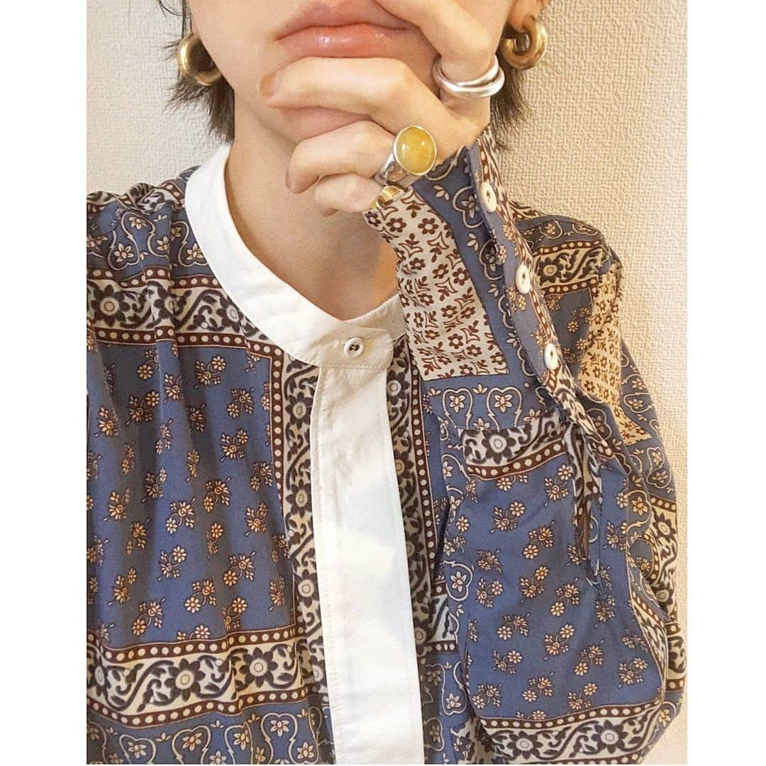 吉田怜香さんのインスタグラム写真 - (吉田怜香Instagram)「やっぱこのシャツ1枚で可愛い⚪️ . 結婚ゆびわ(うつってないけど)が ゴールドなので最近のアクセサリー事情は シルバーとゴールドを適当にミックス⛓ . 人差し指のリングは @hermes  薬指は 中目黒のジャンティーク 小指のリングとピアスは @todayful_」5月10日 15時57分 - reikayoshida_