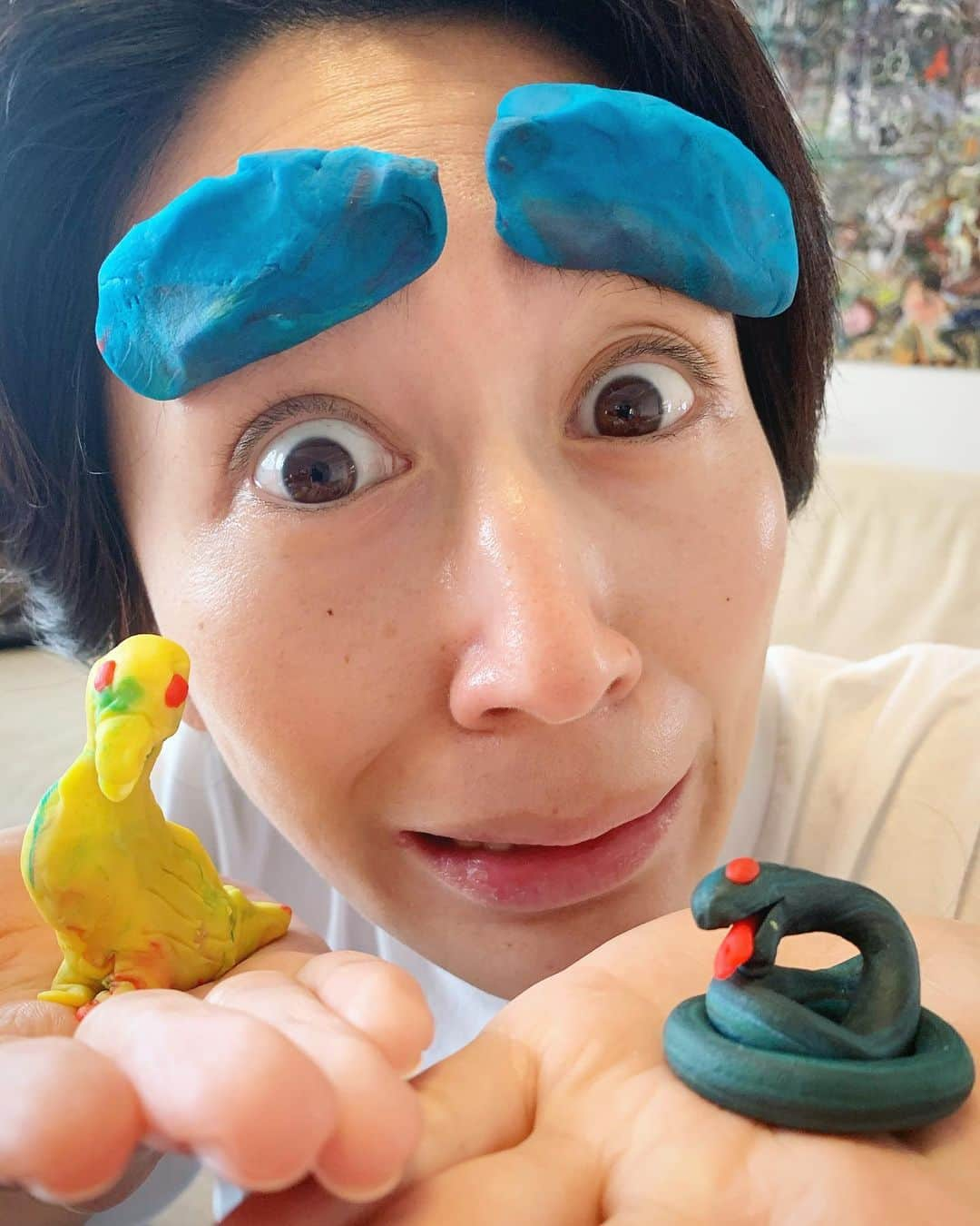 小堀ケネスのインスタグラム：「Happy Mother’s Day to my beautiful wife! Play dough is pretty addictive.  Hehehe.  うちの珍獣ハンターたち！🤣 ねんどやみつき。  #notdrunk #mommy #littledean #familytime #mothersday #鬼ママ　#ディーン君#珍獣ハンター#イモト  @mariakamiyama  @imotodesse428」