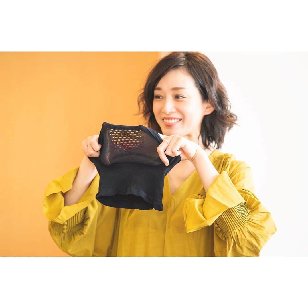竹中友紀子のインスタグラム：「#美肌づくり  集英社「OurAge」主催の発酵セミナーの際に、普段美容のために心がけていることの一つとしてご紹介させていただいたこちらのマスク。 ナルーマスクと言って、私がランニングや登山の際に紫外線対策で使っているスポーツ用のマスクなのですが、母も登山用に同じものが欲しいと。 母の日に色違いでピンクのマスクをプレゼント🎁 お揃いマスクで一緒に山登りに出かけられるよう、早く日常が戻りますように。」