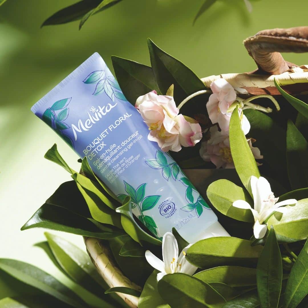 のインスタグラム：「Qui possède 99 % d’ingrédients facilement biodégradables 🌊 et qui est 99% naturel 🌿 ?  C’est notre nouveau Gel En Huile Démaquillant Bouquet Floral Detox 💙 bien sûr ! 🌿 Nature 1 🚘 Impuretés 0  #Melvita #BouquetFloralDetox #GelEnHuile #GelInOil #cleanbeauty  #greencosmetic #demaquillant #thevert #rose」