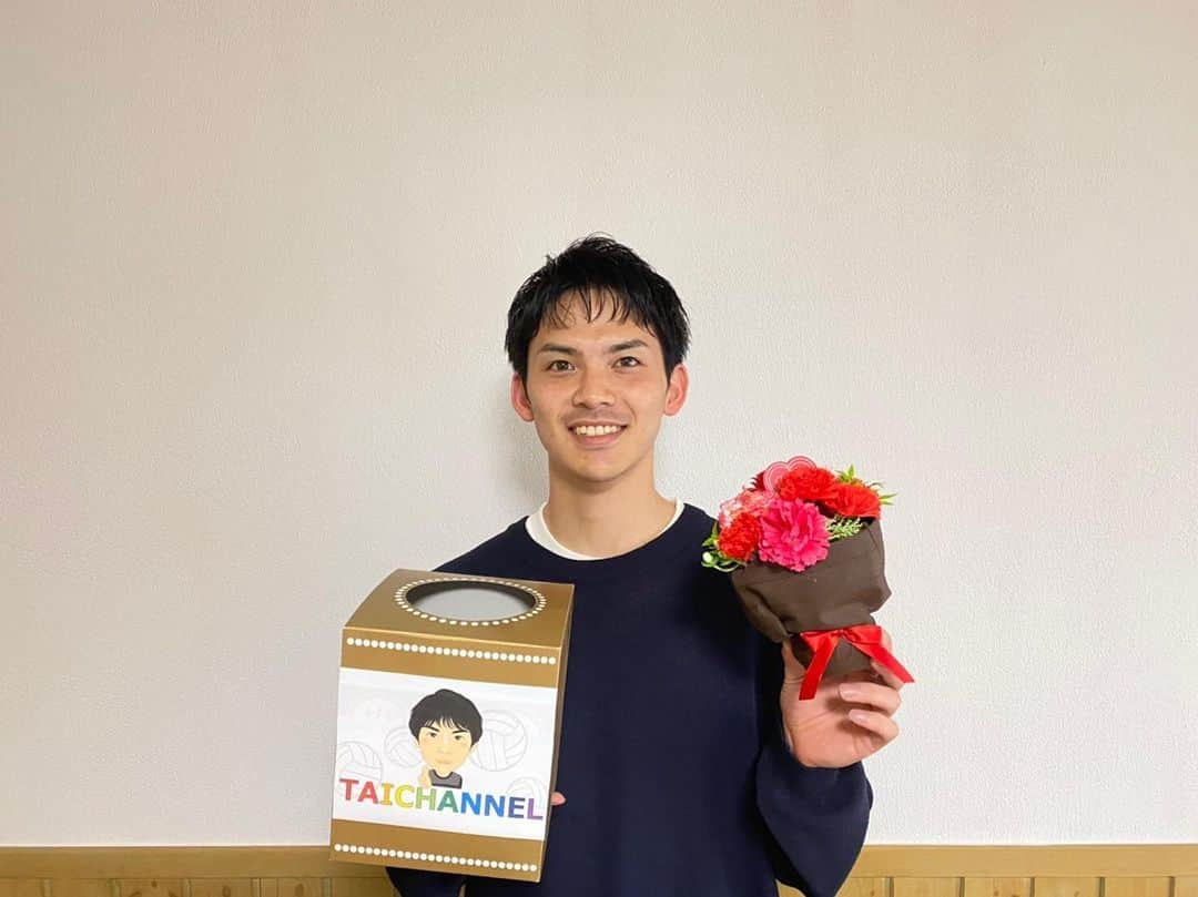 川口太一さんのインスタグラム写真 - (川口太一Instagram)「Happy Mother’s Day🌹 本日5/10(日)は母の日ですね！ 母の日は、1914年のアメリカ議会で5月の第2日曜日を「母の日」と定めたらしく、日頃の母の苦労をねぎらい、母への感謝を表す日です！ 毎日頑張っているお母さんの存在は決して当たり前ではないでしょう。 日頃の感謝の気持ちを伝えてみるとお母さんも喜ぶのではないでしょうか？😌 そして本日20:00〜第2回のyoutube live やります！ 抽選箱も用意して準備万端です🤣 お時間ある方は是非観てください！ #母の日 #happymothersday #感謝 #お母さんいつもありがとう #届いてるといいな #カーネーション #色によって花言葉が違うんだって #個人的には #純粋な愛 #がいいね #taichannel #youtubelive #皆さんよろしくお願いします」5月10日 16時05分 - k.taichi20