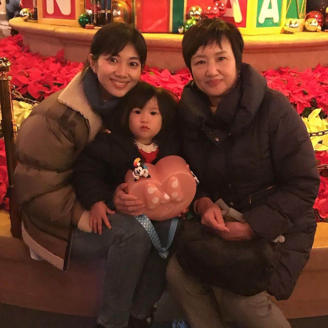 潮田玲子さんのインスタグラム写真 - (潮田玲子Instagram)「Happy  Mother's day💐 お母さ〜〜〜ん🥰 いつもありがとう🙏 もうずいぶん会ってない😭😭😭 早く会いたいな… 身体に気をつけて絶対長生きしてね🥰  #母の日 #お母さん #産んでくれてありがとう #いつもサポートありがとう #母は偉大なり #明るい母が大好き #気持ちの若い母 #愛の不時着にハマり #今はヒョンビン漁りしてるらしい😂笑」5月10日 16時07分 - reikoshiota_official