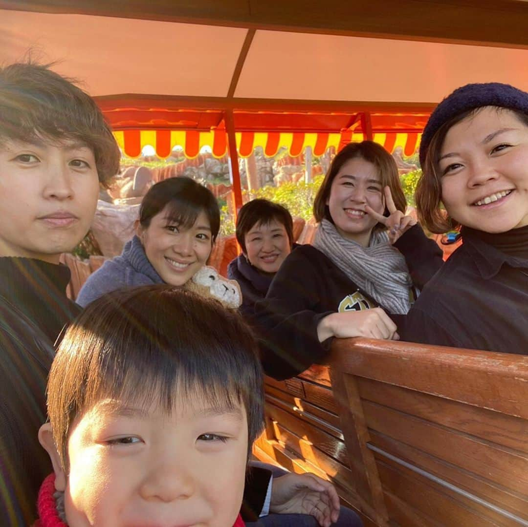 潮田玲子さんのインスタグラム写真 - (潮田玲子Instagram)「Happy  Mother's day💐 お母さ〜〜〜ん🥰 いつもありがとう🙏 もうずいぶん会ってない😭😭😭 早く会いたいな… 身体に気をつけて絶対長生きしてね🥰  #母の日 #お母さん #産んでくれてありがとう #いつもサポートありがとう #母は偉大なり #明るい母が大好き #気持ちの若い母 #愛の不時着にハマり #今はヒョンビン漁りしてるらしい😂笑」5月10日 16時07分 - reikoshiota_official