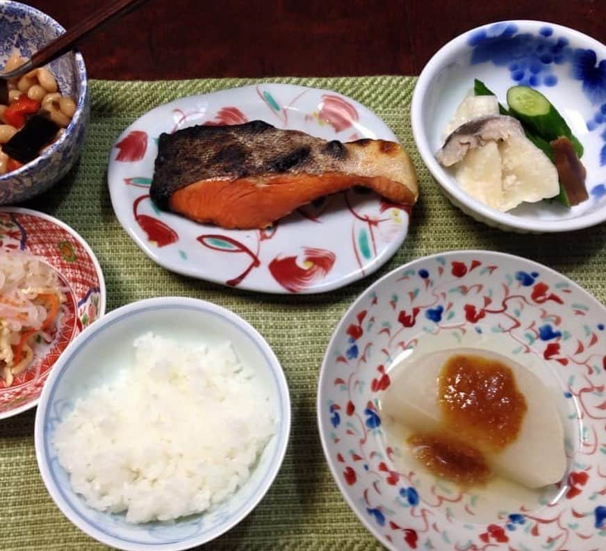 Rie's Healthy Bento from Osloさんのインスタグラム写真 - (Rie's Healthy Bento from OsloInstagram)「It is Mother’s Day in Japan today, the second Sunday in May. My mom passed away in March this year and I am thinking of her everyday. She was a great cook and she knew A LOT about food. I really miss my mom. #mothersday #母の日　#japanesefood #homecooking #love ❤️」5月10日 16時08分 - rieshealthycooking