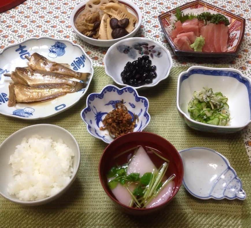 Rie's Healthy Bento from Osloのインスタグラム：「It is Mother’s Day in Japan today, the second Sunday in May. My mom passed away in March this year and I am thinking of her everyday. She was a great cook and she knew A LOT about food. I really miss my mom. #mothersday #母の日　#japanesefood #homecooking #love ❤️」