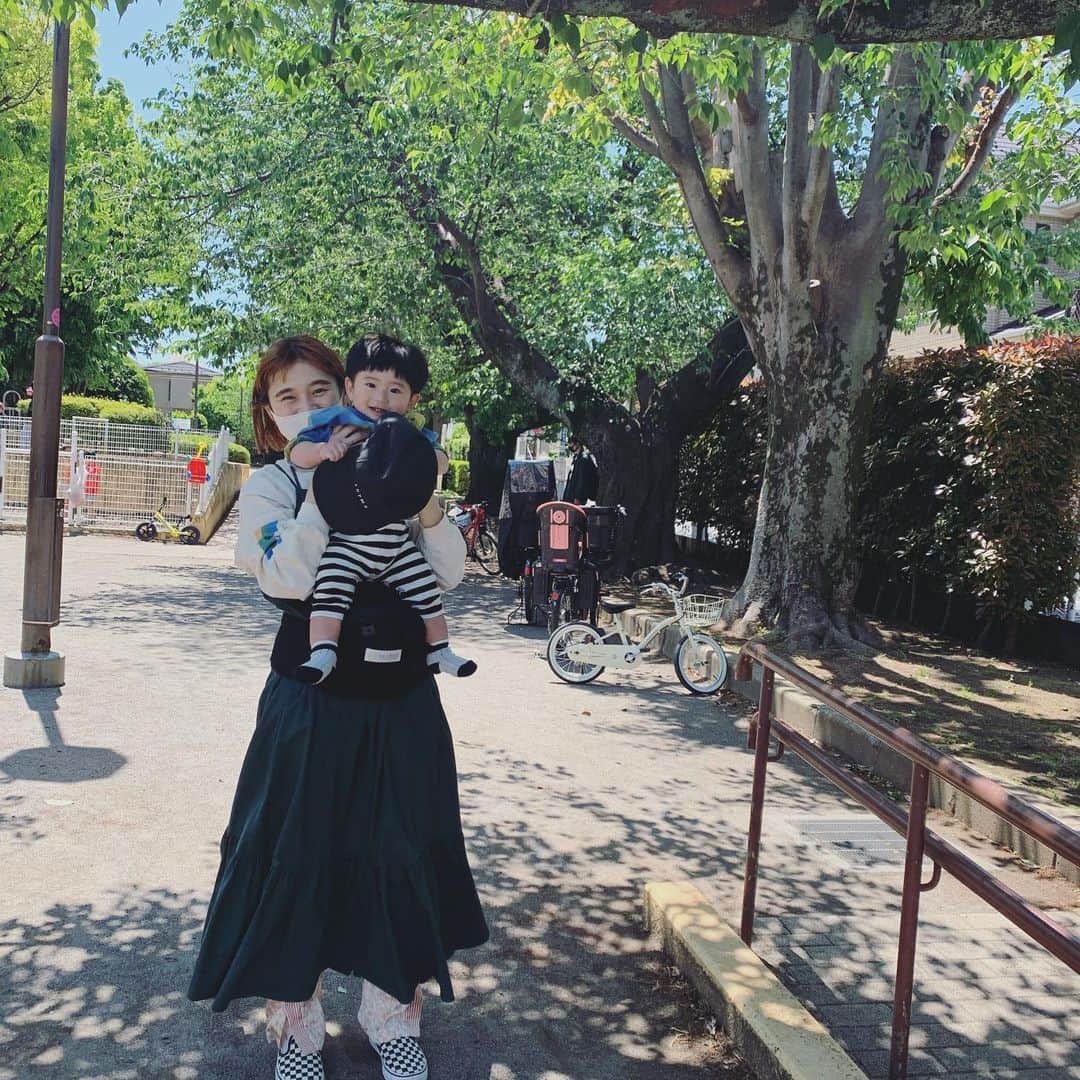 小松美緒のインスタグラム：「可愛すぎる親子♡  mari&taira  marinkoが着てたONE PIECEがめっちゃ可愛かったお散歩日和の日🍊✨ #お散歩コーデ　 #お散歩でもおしゃれする楽しみ♡  #ママコーデ　 #ご近所さん」