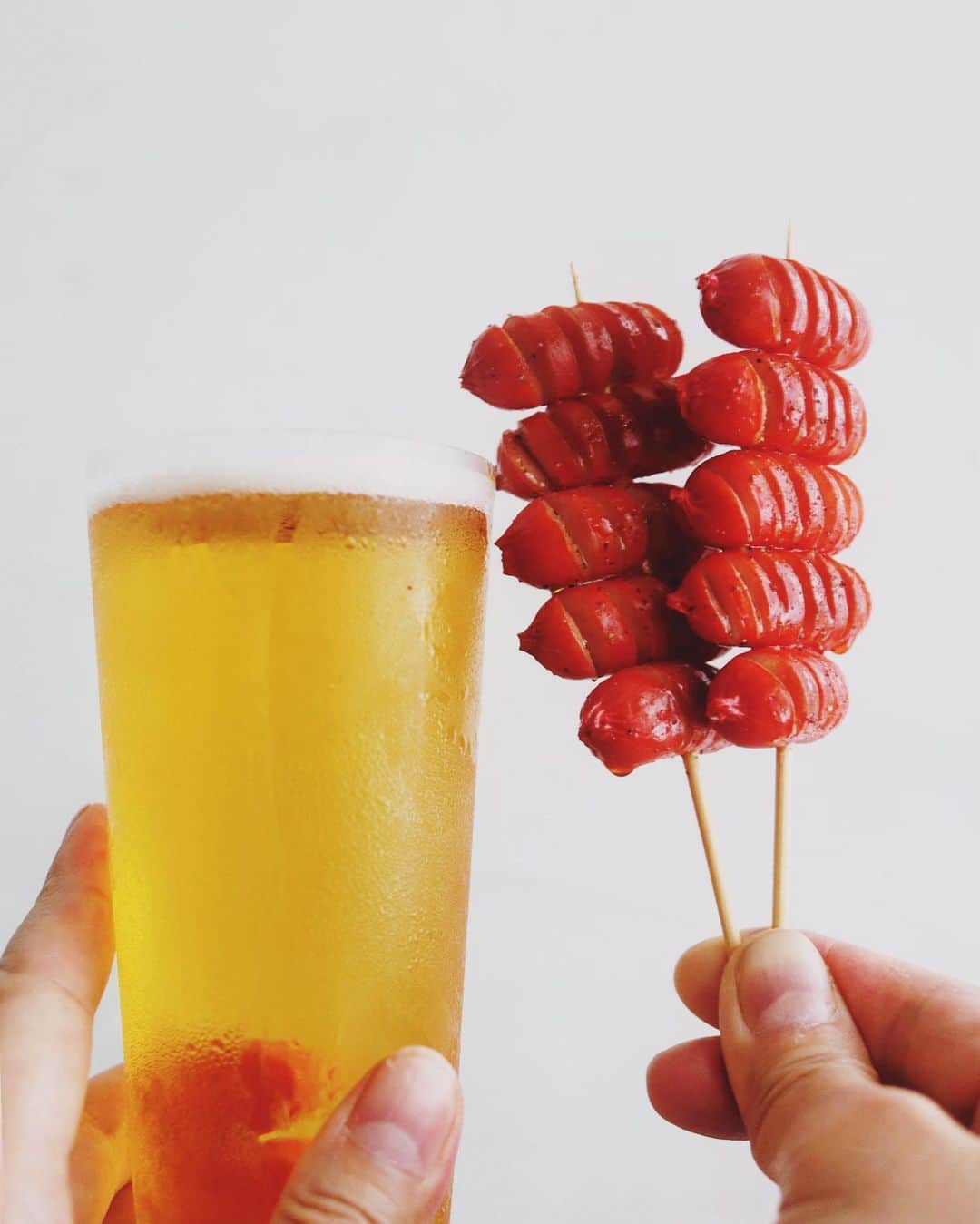 のインスタグラム：「cheers . 日曜日夕方の ちょっと一杯。 今ポテサラも 作ってますー。 . . #ビールに合う #赤ウインナー #家飲み #おうち飲み #おうち時間 #うすはりグラス #サッポロ黒ラベル #beer #cheers」