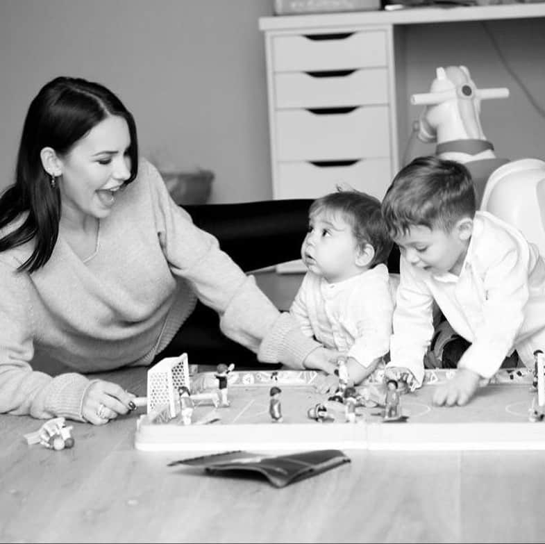 アンドレア・ベルトラッチのインスタグラム：「Buona festa della mamma a voi che siete le donne e mamme migliori che potessi avere per i miei figli e per me ❤️ vi amiamo Andrea Matias Lucas」