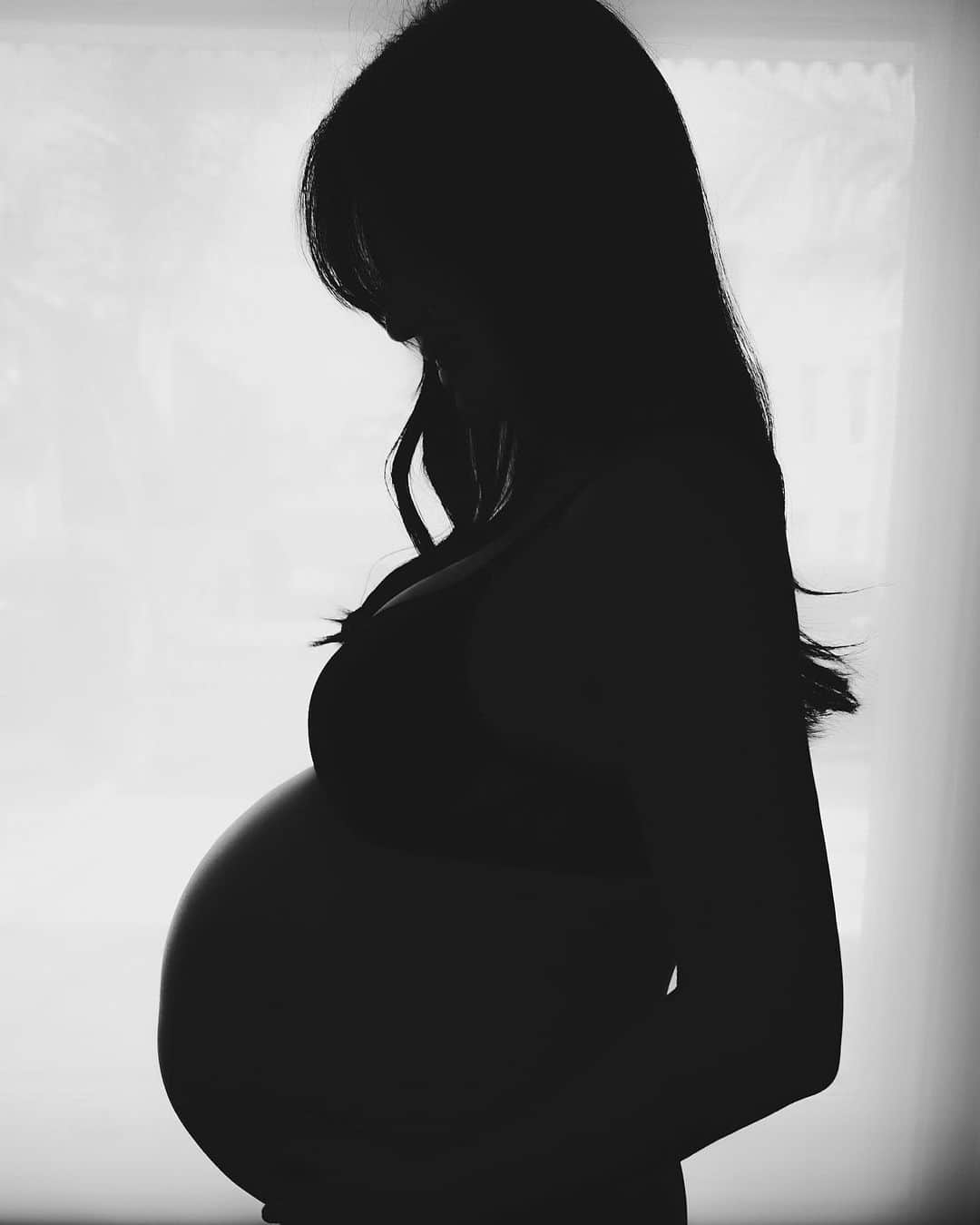 アン・カーティスのインスタグラム：「I didn’t know it was possible to love someone so much before even meeting them. From carrying you in my womb, to now, carrying you lovingly in my arms, all I can say is motherhood is so magical. I’ll always love you with all my heart and soul. I’ll always love you to the moon and back my Dahlia Amélie... and I’ll always be grateful to God that He chose me to be your Mum ❤️. To all the beautiful grandmoms, moms, mother figures, mummas-to-be and fur mommies around the world, Happy Mother’s Day! 🌸. . 📸: Papa @erwan ❤️」