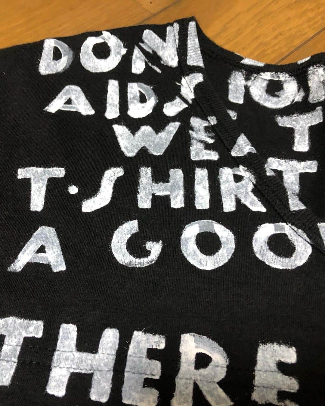 水谷樹さんのインスタグラム写真 - (水谷樹Instagram)「廃色  inner : Martin Margiela 　1995's AIDS T  tops : Raf Simons  pants : efilevol  shoes: no b  退廃をメインにスタイリング。 当時の流行のエイズTのスタイリングとしては、 Vネック部分の文字を見せる為に サーマルTなど首元の広いTシャツを用いてこの様に見せていたとか。 マルジェラのイメージとしては、  ポペリズム (貧困者風)  アンチモード、アンチオートクチュールなどを掲げて作られたコレクション それが　"ポペリズム" ファッション  コム・デ・ギャルソンのアンチモードの先駆け全身黒のコレクションからインスパイアを受けたファッションである。  エイズTに興味がある方は、 調べたら出てくるプリント表記を見ていただきたい。  90's当時の物と復刻の物 そして中期の物とで全てプリントが異なる。  黒×白文字=95年  の様にその年によって変わるカラーも魅力の一つ。  繊維表記のあるタグがオリゾンティタグの場合は初期の物  等、沢山の魅力があるエイズTを探してみては。  綺麗がオシャレだけでは無く 汚れたボロの美学を楽しめればと思います。」5月10日 16時33分 - au61revoir