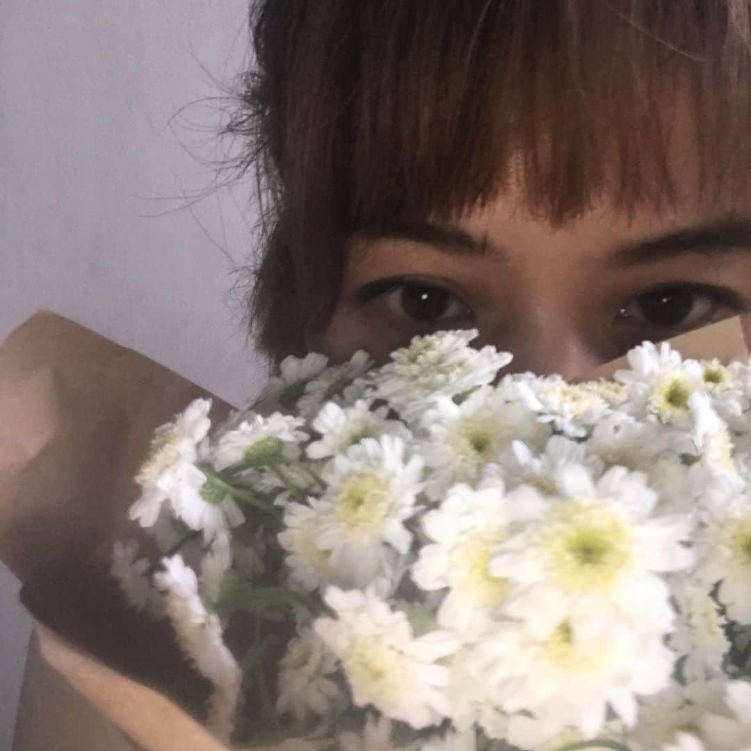 CHARAさんのインスタグラム写真 - (CHARAInstagram)「息子から〜❤️ ぶひーー  #himi #母の日最高 #恋人募集中の母 #52歳か。。 #夢は諦めないわー」5月10日 16時33分 - chara_official_