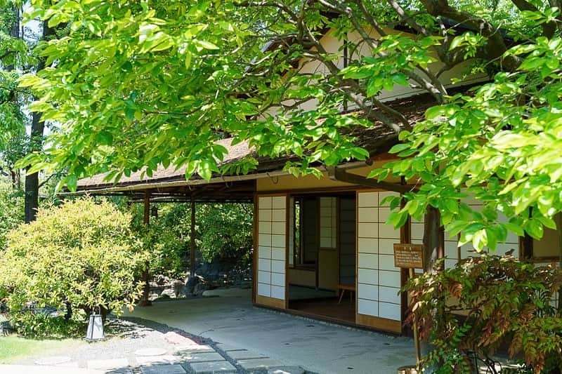 TGOO Officialさんのインスタグラム写真 - (TGOO OfficialInstagram)「﻿ ﻿ THE GARDEN ORIENTAL OSAKA﻿ #about_tgoo vol.2﻿ ﻿ THE GARDEN ORIENTAL OSAKAには「二水亭」というお茶室がございます。﻿ ﻿ 当時国賓の方々に日本のおもてなしを感じていただくためにつくられたお茶室で、中にお入りいただくと、縄文杉を遣った梁や、屋久杉の一枚板でつくられた扉などがあるお茶室です。﻿ ﻿ 「二水」というのは﻿ 茶室に向かって右側に流れる小川で土佐堀川を﻿ 茶室に向かって左側に流れる小川で堂島川を﻿ ﻿ そして後にある大きな池は大阪湾を表しています。﻿ ﻿ 大阪がかつて水の都とも言われるように、豊かな水に恵まれた土地だということを、皆さまにも感じていただけるように、大阪市の縮図を模した造りとたっています。﻿ ﻿ ﻿ #tgoo #thegardenorientalosaka﻿ #restaurant #party #レストラン #パーティー﻿ #birthday #anniversary #誕生日 #記念日 #女子会﻿ #lunch #cafe #dinner #ランチ #カフェ #ディナー﻿ #italian #dessert #sweets #イタリアン #デザート #スイーツ﻿ #大阪レストラン #大阪ランチ #大阪ディナー #大阪記念日 #大阪誕生日 #大阪イタリアン」5月10日 16時39分 - thegardenorientalosaka