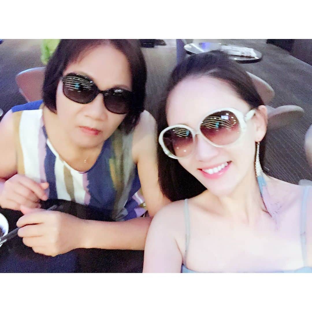 ジョー・チェン（Joe Chen）さんのインスタグラム写真 - (ジョー・チェン（Joe Chen）Instagram)「🌟 陳太太～節日快樂🧧🌸 #母親節 #happymotherday」5月10日 16時42分 - iam_joechen
