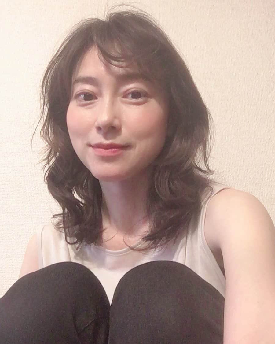 小橋めぐみのインスタグラム：「はじめてのリモートでのお仕事。 メイクも衣装も、カメラも照明も、 マイクも美術も小道具も。 全て自分でセッティング。 大変だけど楽しくて。 同時にスタッフさんたちのお顔が浮かび、恋しくなる。 画面越しに、はじめましてと、お疲れ様を。 いつかまた、現場で会えたらいいな。 #機械音痴です」