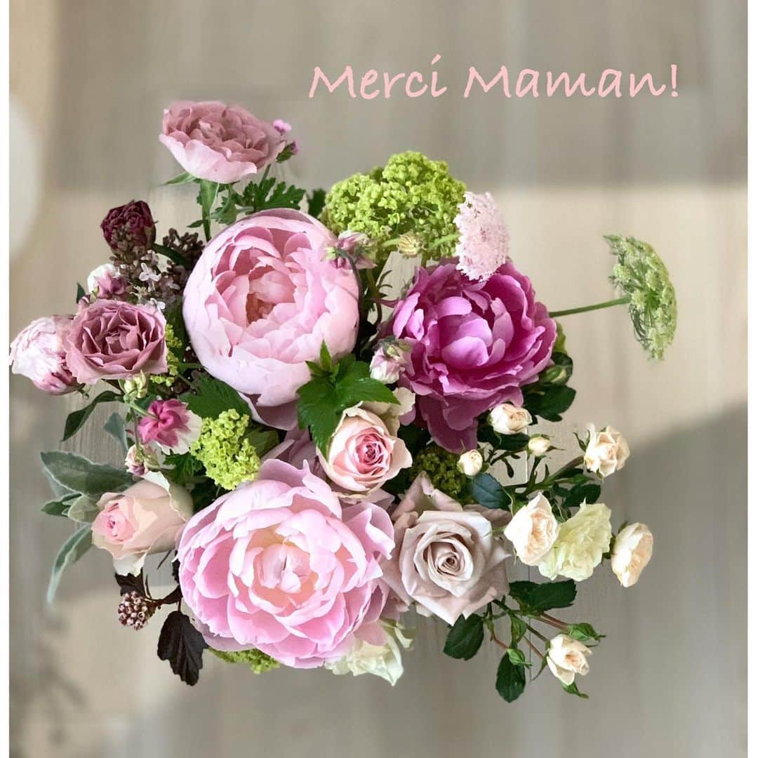 田澤友子のインスタグラム：「2020.5.10 ✳︎ Merci Maman ✳︎ . ウェディングのパートナーである フローリスト @sae.cco さんにオーダーした、 フレンチスタイルのピオニーブーケ。 . さえっこさんのブーケにはいつも 幸せ感が満ち溢れています。 . 生花の持つ生命エネルギーは、 空間の気を良くしてくれるだけでなく、 見ているだけで癒され、身体の内側から なんだか温か〜なパワーが出てきます。 . 今年はなんといってもピンク❤︎ . 目に入るだけで女性ホルモンも活性化！ いつまでも母親には若々しくいて欲しいものです♡ . . 今年は、甥っ子の子育てを頑張っている妹へも サプライズで母の日ブーケをプレゼント。 . 2歳の甥っ子が渡すシーンは感動ものでした♡ . . 今月は「母の日月間」だそうです。 . コロナの影響で花が売れなくなり、 生花の生産者さん達が、大切に育てた美しい花々を 廃棄する現場を見てとても悲しくなりました。 . 皆様も大切なお母様や身近な人を笑顔にする 美しいお花を贈ってみませんか？ . . 私は早くお花いっぱいのウェディングを作りたーい！！ . . . #母の日  #母の日ブーケ  #ピオニー  #ピオニーブーケ #生花のパワー #ピンクグラデーション #フレンチスタイル #flower #bouquet  #mercimaman #生産者を守ろう #お花を贈ろう」