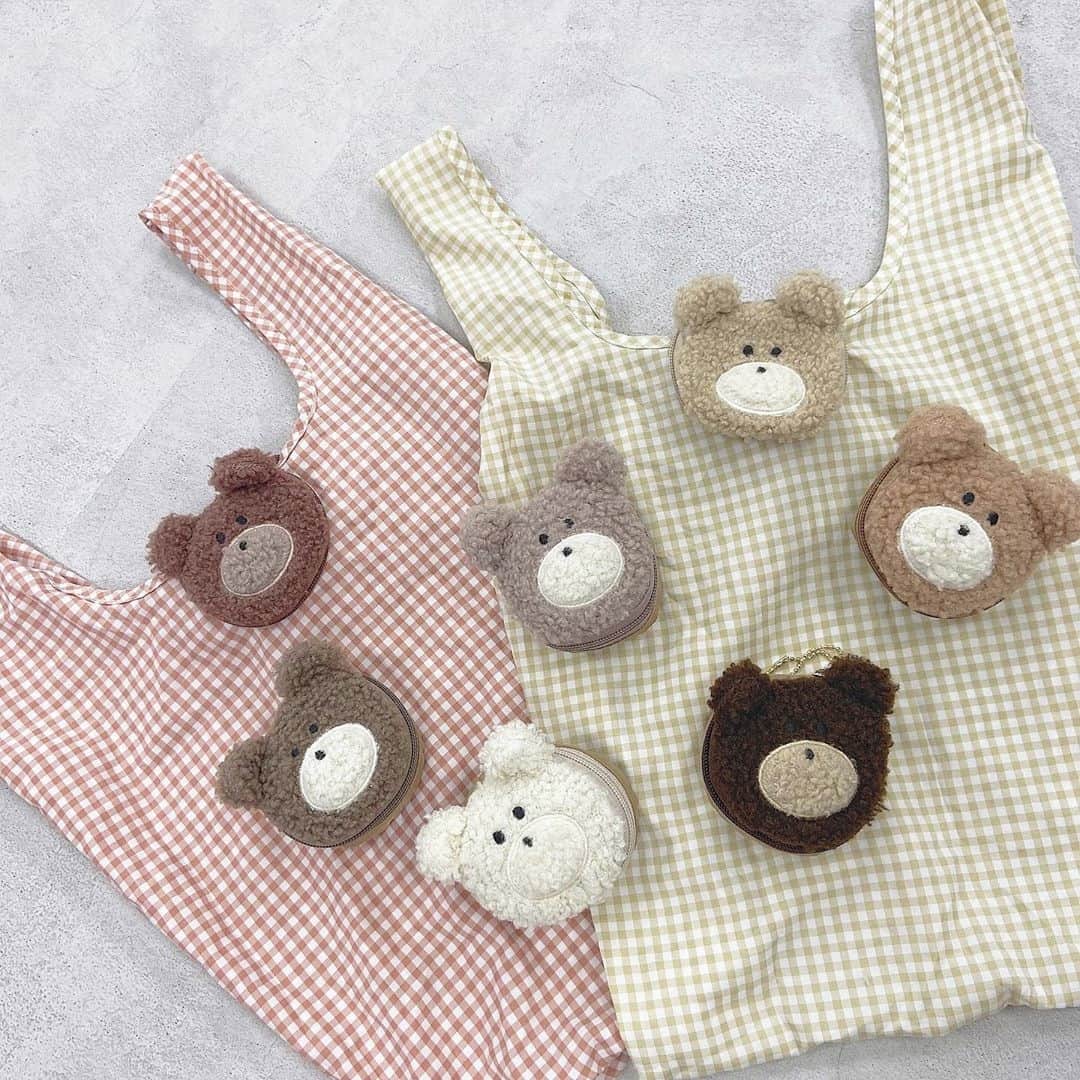 MERYさんのインスタグラム写真 - (MERYInstagram)「. エコバッグが可愛ければ、お買い物がもっと楽しみになりそう♡ くまのお顔がとってもキュートなこちらは、『one after another NICE CLAUP （ワンアフター アナザー ナイスクラップ）@niceclaup_official_ 』の¥8,000（税込み）以上お買い上げが対象のノベルティのエコバッグ。 使わないときは、くまの中にバッグを収納できる便利さも嬉しいポイント。  公式通販サイトでのお買い物でもゲットできるそう。 数量限定なので気になる人は早めにチェックしてね♡ . MERYでは他にも「かわいい」に近づくさまざまな情報を発信しています。 @mery.beauty コスメ・美容に特化した情報をお届け♡ @mery_spot 話題のカフェやお出かけスポットをご紹介！ こちらもぜひチェックしてみてください！ . . photo by @nnc.720 @nami_ake3 . #MERY #regram #oneafteranotherniceclaup #niceclaup #ecobag #shopperbag #niceclaup_ootd #ナイスクラップのノベルティ #エコバッグ #まめくま #ナイスクラップ #ガーリーコーデ #トートバッグ #ノベルティ #置き画くら部 #ナイスクラップ好きな人と繋がりたい #買い物 #買い物バッグ #ショッピングバッグ #ぬいぐるみ #くま #毎日の可愛いをあなたに #サステナブル #エコ #エコな暮らし #お洒落 #お洒落さんと繋がりたい #MERY女子 #メリー」5月10日 8時00分 - mery.jp