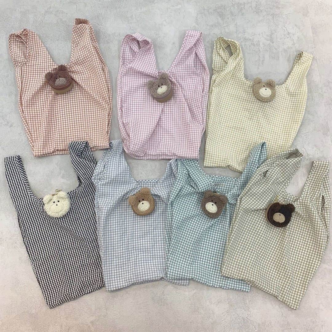 MERYさんのインスタグラム写真 - (MERYInstagram)「. エコバッグが可愛ければ、お買い物がもっと楽しみになりそう♡ くまのお顔がとってもキュートなこちらは、『one after another NICE CLAUP （ワンアフター アナザー ナイスクラップ）@niceclaup_official_ 』の¥8,000（税込み）以上お買い上げが対象のノベルティのエコバッグ。 使わないときは、くまの中にバッグを収納できる便利さも嬉しいポイント。  公式通販サイトでのお買い物でもゲットできるそう。 数量限定なので気になる人は早めにチェックしてね♡ . MERYでは他にも「かわいい」に近づくさまざまな情報を発信しています。 @mery.beauty コスメ・美容に特化した情報をお届け♡ @mery_spot 話題のカフェやお出かけスポットをご紹介！ こちらもぜひチェックしてみてください！ . . photo by @nnc.720 @nami_ake3 . #MERY #regram #oneafteranotherniceclaup #niceclaup #ecobag #shopperbag #niceclaup_ootd #ナイスクラップのノベルティ #エコバッグ #まめくま #ナイスクラップ #ガーリーコーデ #トートバッグ #ノベルティ #置き画くら部 #ナイスクラップ好きな人と繋がりたい #買い物 #買い物バッグ #ショッピングバッグ #ぬいぐるみ #くま #毎日の可愛いをあなたに #サステナブル #エコ #エコな暮らし #お洒落 #お洒落さんと繋がりたい #MERY女子 #メリー」5月10日 8時00分 - mery.jp