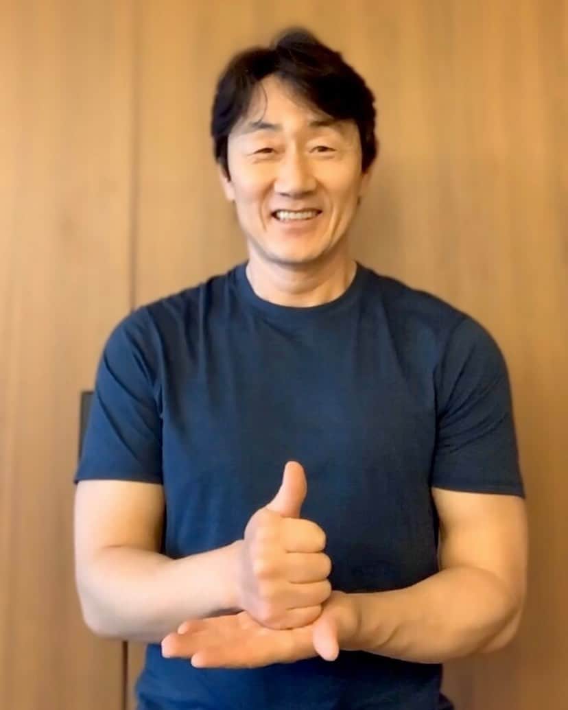 ホ・ジュノのインスタグラム：「안녕하세요. 허준호입니다. 코로나19로 인해 대한민국을 비롯한 전 세계가 어려움을 겪고 있습니다. 힘든 시기에 최전선에서 맞서, 사투를 벌이고 있는 모든 의료진분들께 존경을 표합니다.  밤 낮 없이 애쓰시는 여러분의 노고와 헌신에 깊이 감사드립니다. 여러분 덕분에 잘 버텨내고 있습니다. 의료진분들의 건강을 기원하며, 하루빨리 상황이 나아지길 응원하겠습니다🙏  의미 있는 일에 뜻을 함께하게 해준 손석구 배우님 고맙습니다.  저의 응원을 이어주세요. 고맙습니다.  김종수 배우님 @alrun85  장기용 배우님 @juanxkui  윤현민 배우님 @yoonhyunmin  #덕분에챌린지 #의료진덕분에  #덕분에캠페인」