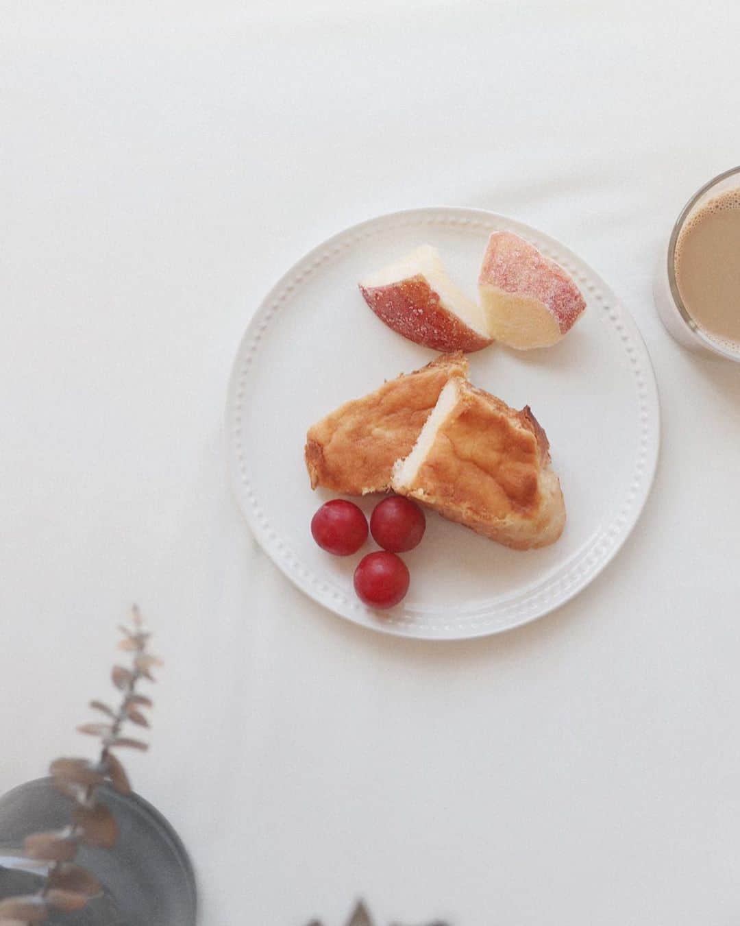 リナのインスタグラム：「朝ごはん☀️ . 私はパン派🍞 . 今朝は、 しっとりフレンチトーストとフルーツ🍎🍇 . 朝からフルーツ食べるとなんか からだにいいことした気分♪ .............................................. #yummy #sweetstagram #sweetslover #monipla #furusato21_fan #organic #furusato21 #bakedsweets #bakedapples #Frenchtoast #toastbread #おやつ作り #おやつタイム #スイーツ作り #スイーツ好きな人と繋がりたい #スイーツグラム #オーガニック #有機りんご #奇跡のりんご #オーガニックを食べる #自然食 #ふるさと21」