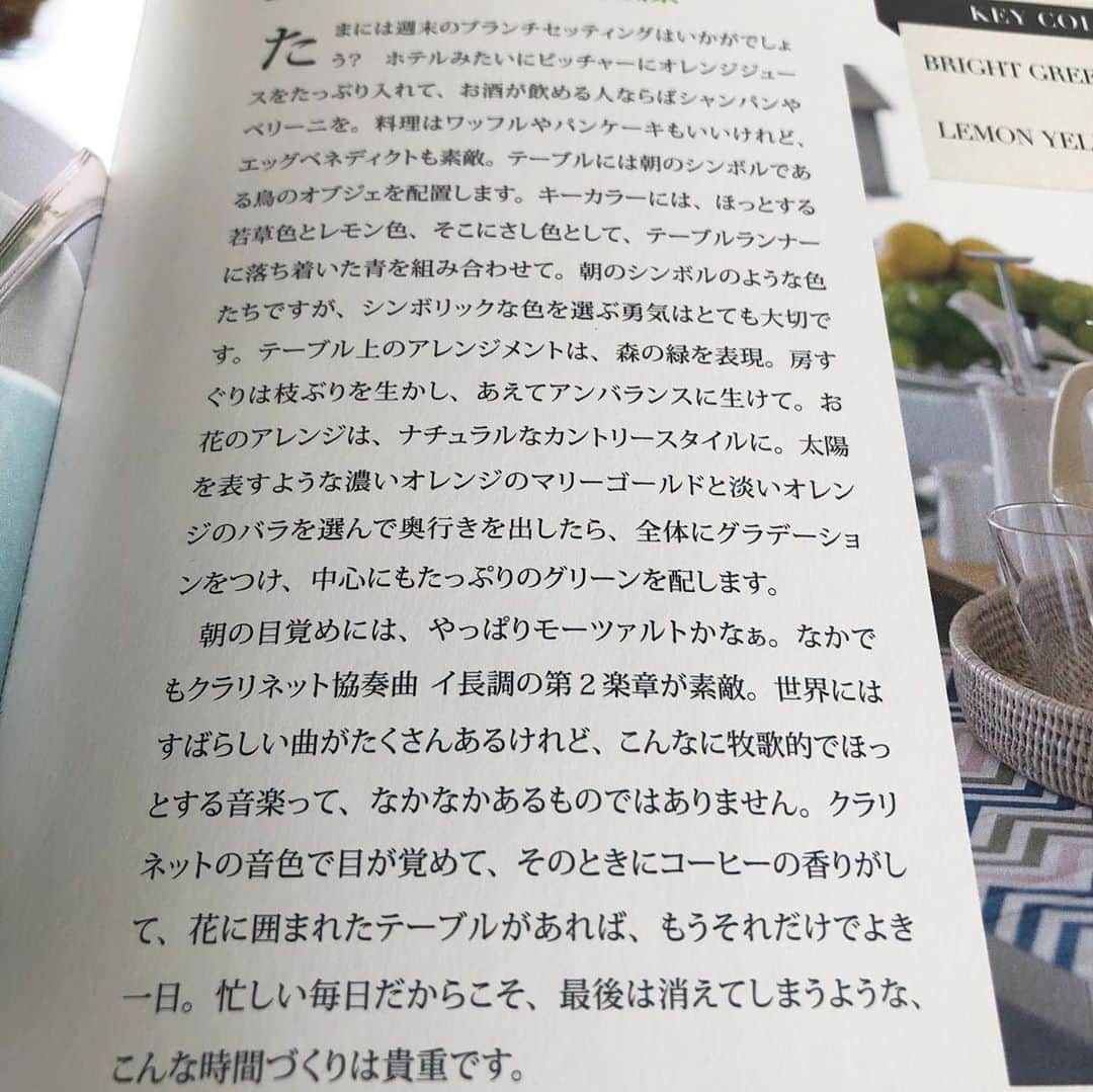 行正り香さんのインスタグラム写真 - (行正り香Instagram)「おはようございます。こちら「行正り香のテーブルコーディネート」の本から、こんなSundayブランチ食べたいなあ、というシーン。いつもの食卓ではなく、夢の食卓。スタイリストの澤入美佳さんやフローリストの松島理恵子さんと遊んでしまいました。(^^)エッグベネディクトは簡単です。レシピを載せているので作ってみてくださいね。いつも夢ある本を作らせてくださる講談社の山本忍さん、カメラマンの青砥茂樹さんに感謝。このような手間暇かかる本は、なかなか出せない時代となりました。小道具をたくさん集めたり、お花を準備したり、贅沢な一冊です。実用的ではないけれど、私はいつもこんなシーンを洋書で寝る前に見るのが好きで、そのたくさんの「好き」が詰まった一冊にしました。These are photos from my book on table setting. I have always admired Lee Bailey’s artistic sense for table decoration.  We need practical ideas for everyday life, but we also need dreams. 😄#行正り香 #rikayukimasa #講談社#行正り香のテーブルコーディネート #ブランチ#他にもアフタヌーンティーとかピクニックとかあります #コーディネートのコツとレシピつく」5月10日 8時16分 - rikayukimasa