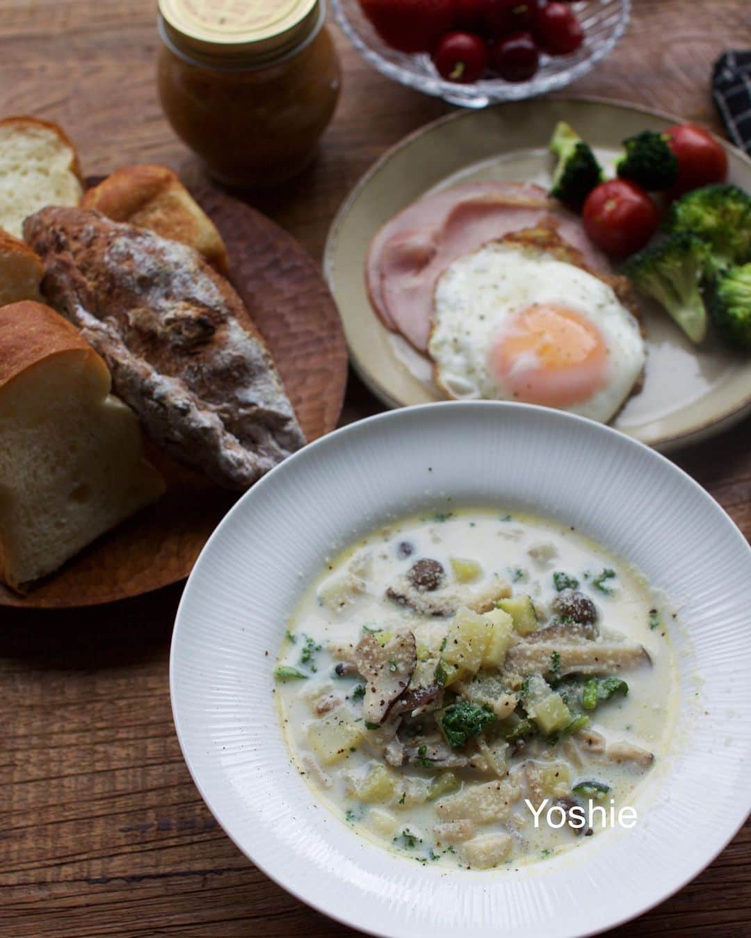 草間淑江さんのインスタグラム写真 - (草間淑江Instagram)「おはようございます！  ５月１０日の朝です。  今朝は野菜のミルクスープ、ハムエッグ、トリュフベーカリーのパン＆蔵前のパン、いちご＆アメリカンチェリー。  牛乳消費メニュー。  冷蔵庫の野菜と牛乳で作った優しい味のスープ。  それと定番ハムエッグ。  休日の朝のパンとスープは幸せです。  今朝も感謝して。  ご馳走様でした。  東京は小雨です。  お天気なりに過ごします。  みなさま素敵な日曜日をお過ごし下さい♡ ・ ・ ・ #朝食#日曜日の朝#野菜のミルクスープ#牛乳消費 #きのこ#わっさり#ハムエッグ#パンとすー#いちご#アメリカンチェリー#今朝も感謝して#ご馳走さまでした🙏」5月10日 8時29分 - yoshie_kusama