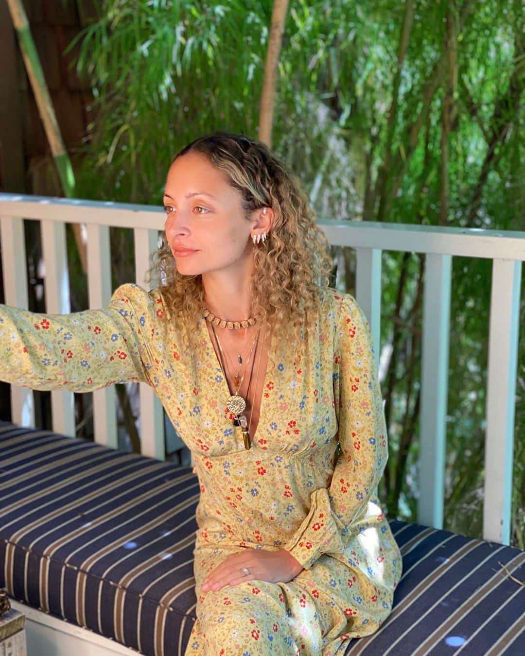 ニコール・リッチーのインスタグラム：「Thank you to everyone who joined the @baby2baby Mothers Day live event. And a double thank you for having patience with me as I worked through some technical difficulties. Im an old fashioned gal living in a young modern world, and sometimes, all you can control is yourself and your neck story 💍. If you missed the live chat, you can watch it on @baby2baby IGTV. Shout out to all the other mothers who came together for this @jessicaalba @aliwong @busyphilipps @kellyrowland @ciara @gwynethpaltrow @jennifer.garner @jennadewan @zoesaldana  @chrissyteigen @drewbarrymore @katehudson & @kerrywashington and shout out to ALL of the moms out there I will be celebrating you tomorrow 💛💛 HAPPY MOTHERS DAY!」