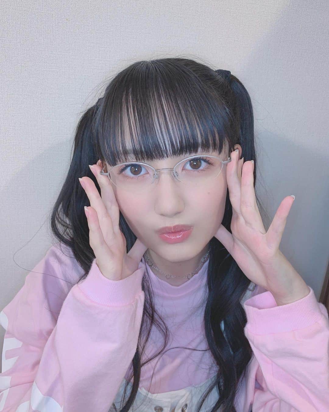 長尾しおりさんのインスタグラム写真 - (長尾しおりInstagram)「ままに“オタクっぽい”と言われたヨ〜＾＾♪﻿ ﻿ ﻿ ﻿ いや、コレままの眼鏡なのですがね…………﻿ ﻿ ﻿ ﻿ #メガネ #メガネ女子 #bubblestokyo #lillilly #jk」5月10日 9時00分 - shiori_nagao