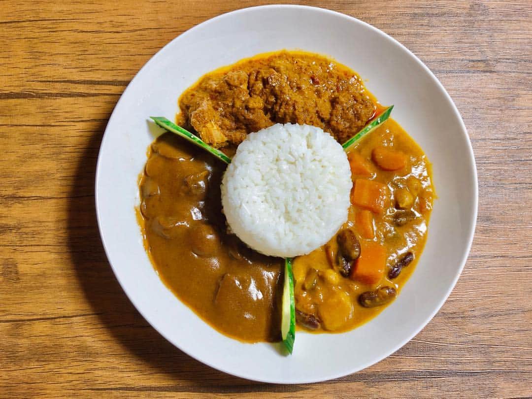 池谷のぶえのインスタグラム：「願いをこめて、朝から、三権分立カレーにしてみた。 ごはん、大切。 それぞれのカレー、大切。 ごはんとカレーの関係、大切。」